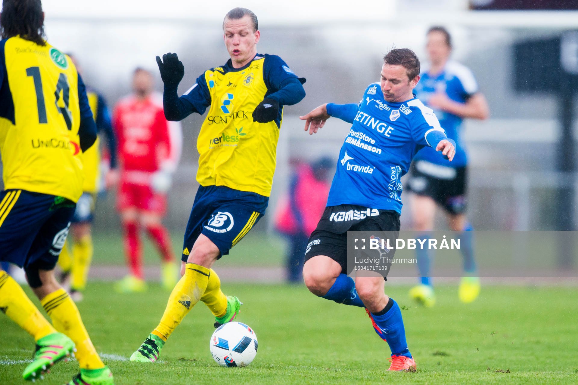 Ängelholms Sebastian Carlsen jagar Halmstads Fredrik Olsson