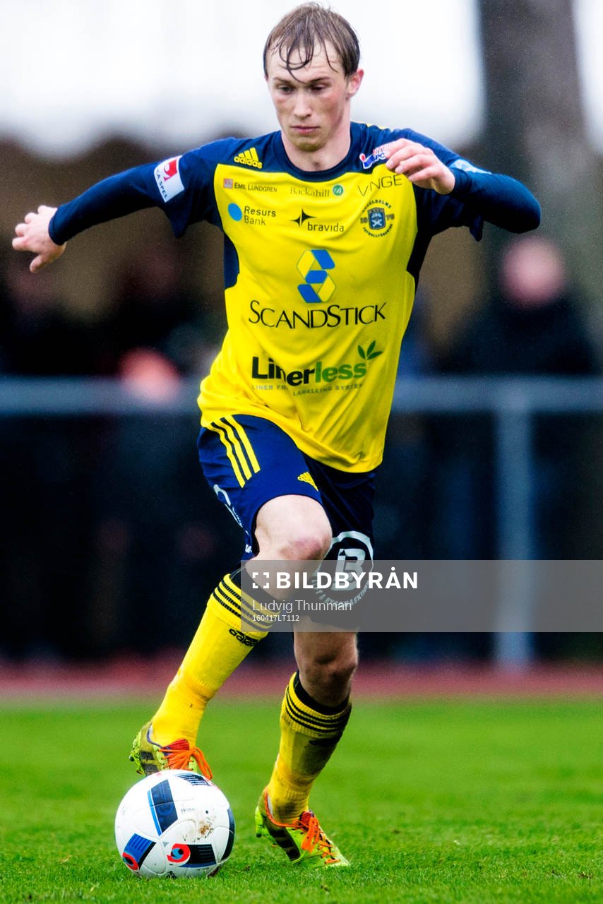 Ängelholms Albin Nilsson under fotbollsmatchen i Superettan mellan Ängelholm och Halmstad den 17 april 2016 i Ängelholm.