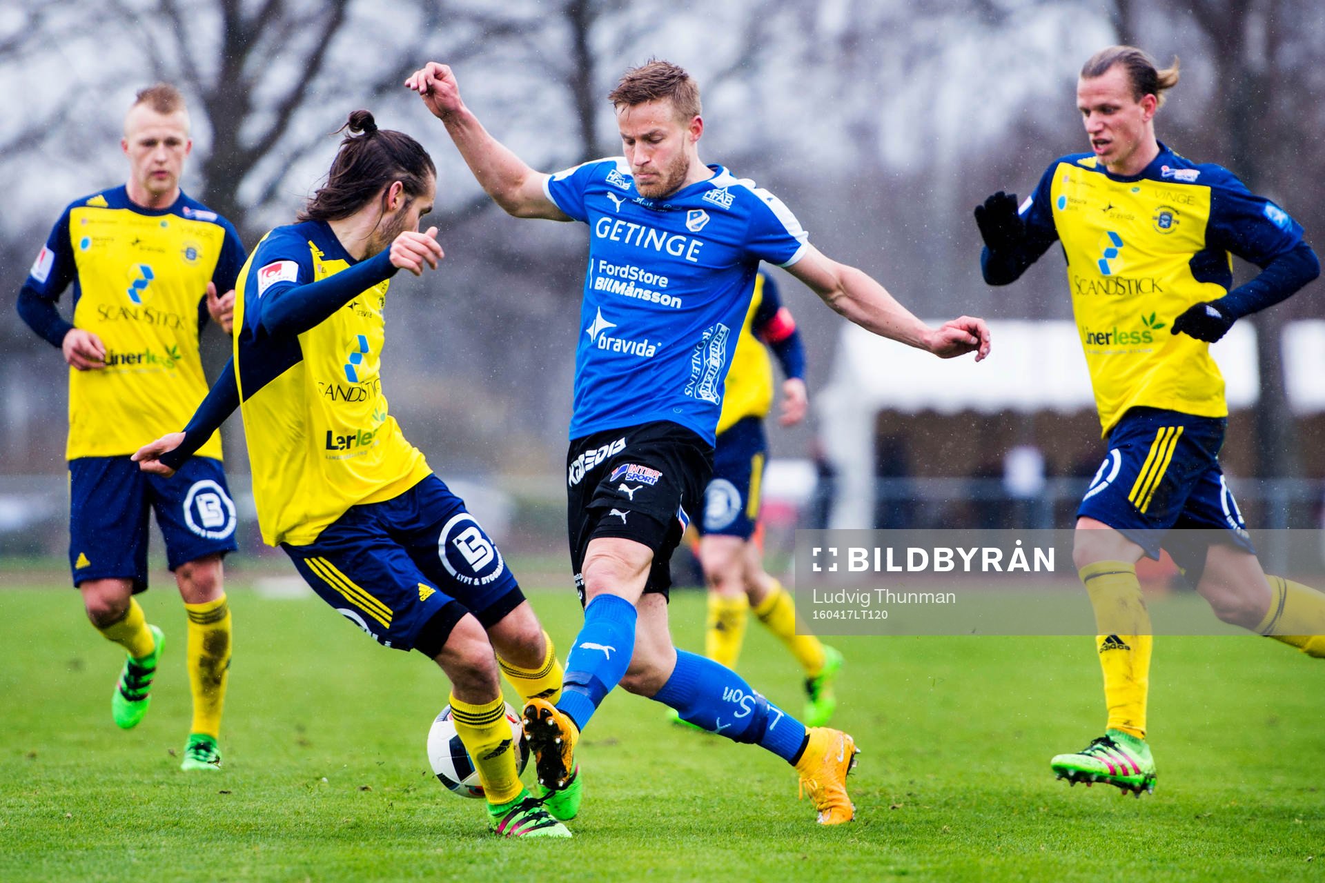 Ängelholms Vladica Zlojutro och Halmstads Alexander Ruud Tveter under fotbollsmatchen i Superettan mellan Ängelholm och Halmstad den 17 april 2016 i Ängelholm.