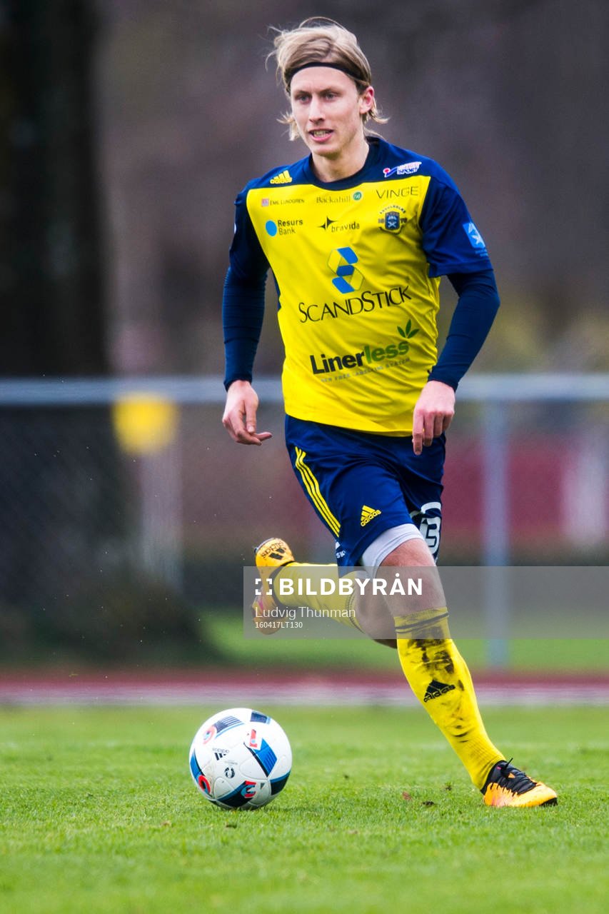 Ängelholms Philip Bernholtz under fotbollsmatchen i Superettan mellan Ängelholm och Halmstad den 17 april 2016 i Ängelholm.