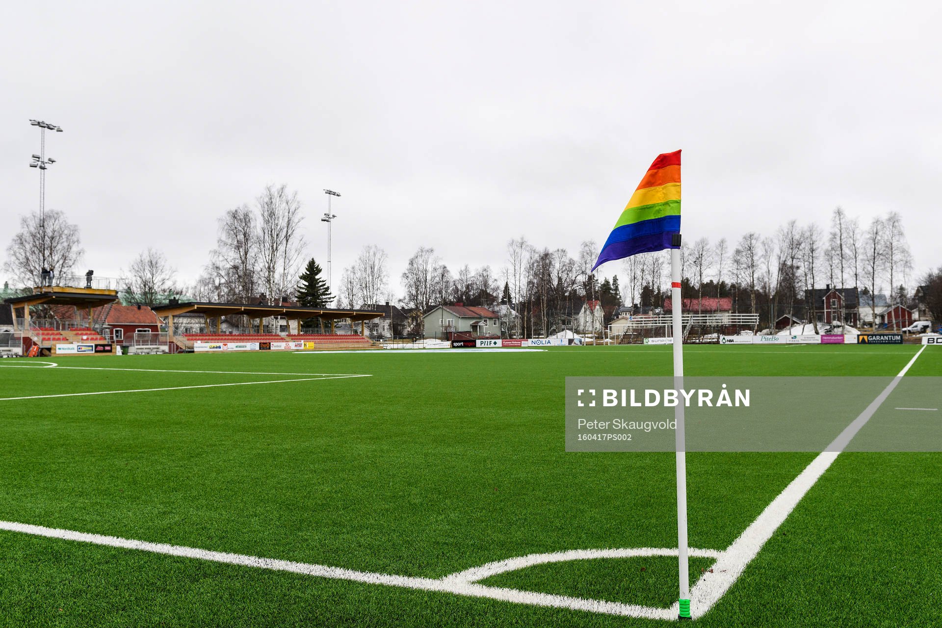 En generell bild på en hörnflagga i regnbågsfägerna