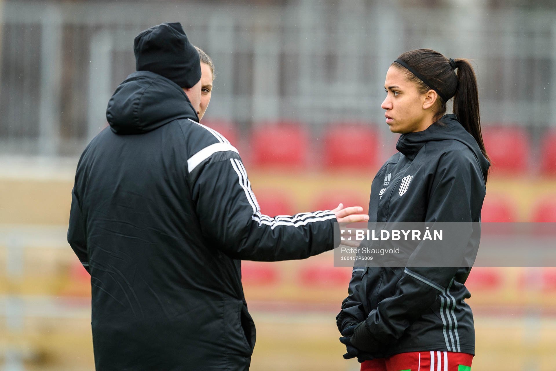 Piteås Tempest-Marie Norlin pratar med huvudtränare Stellan Carlsson på uppvärmningen inför fotbollsmatchen i Damallsvenskan mellan Piteå och Kopparbergs/Göteborg den 17 april 2016 i Piteå.