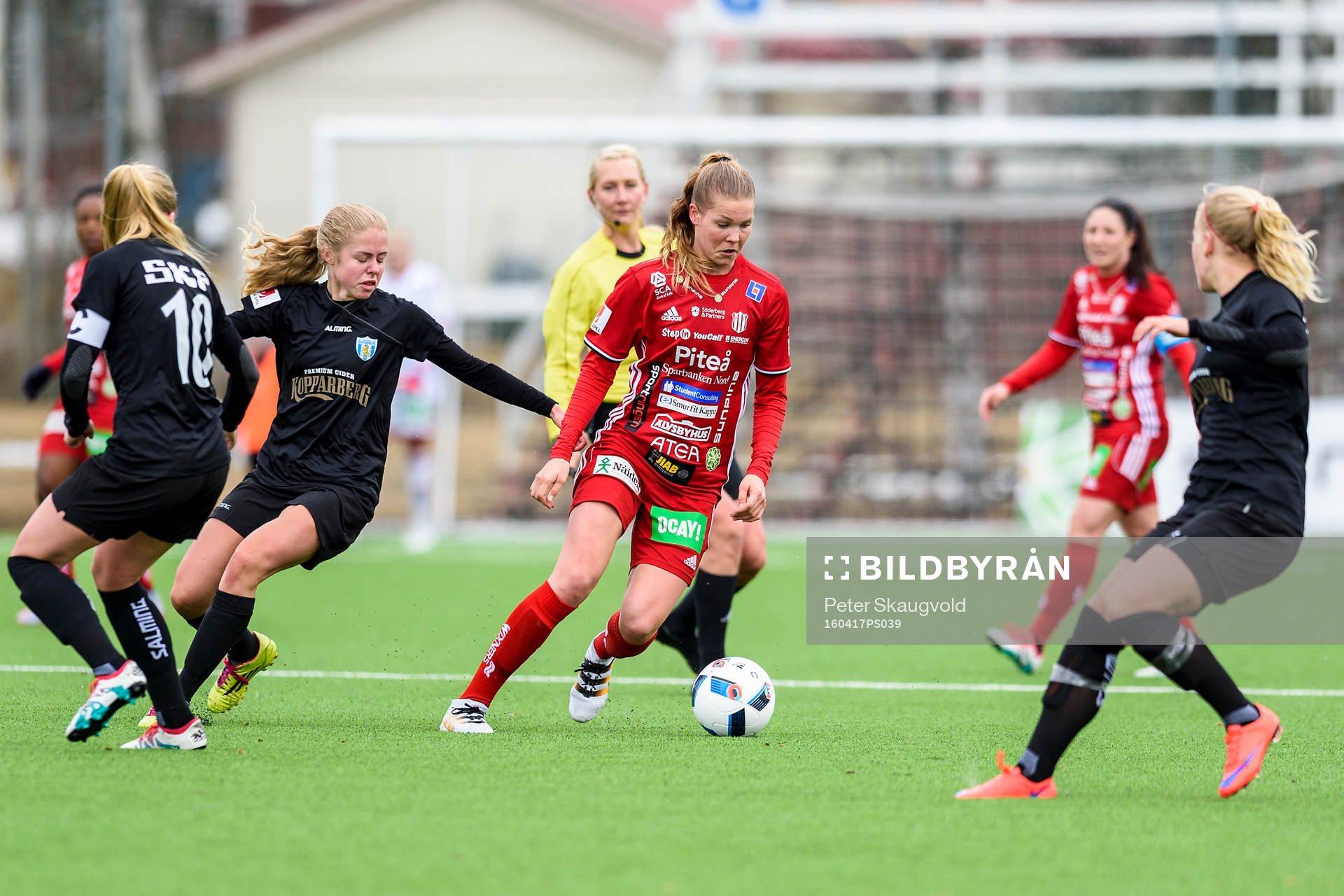 Piteås Nina Jakobsson omgiven av 3st Kopparbergs/Göteborg
