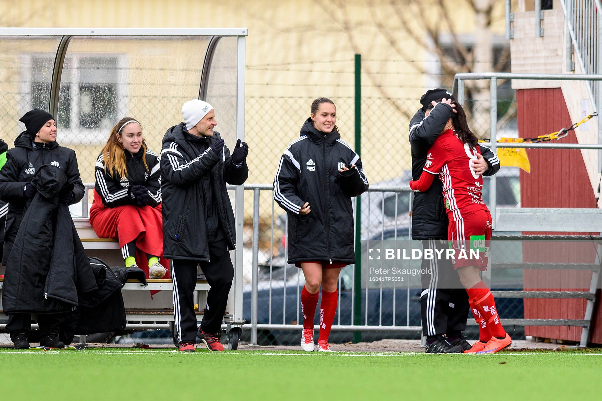 Piteås huvudtränare Stellan Carlsson kramar om