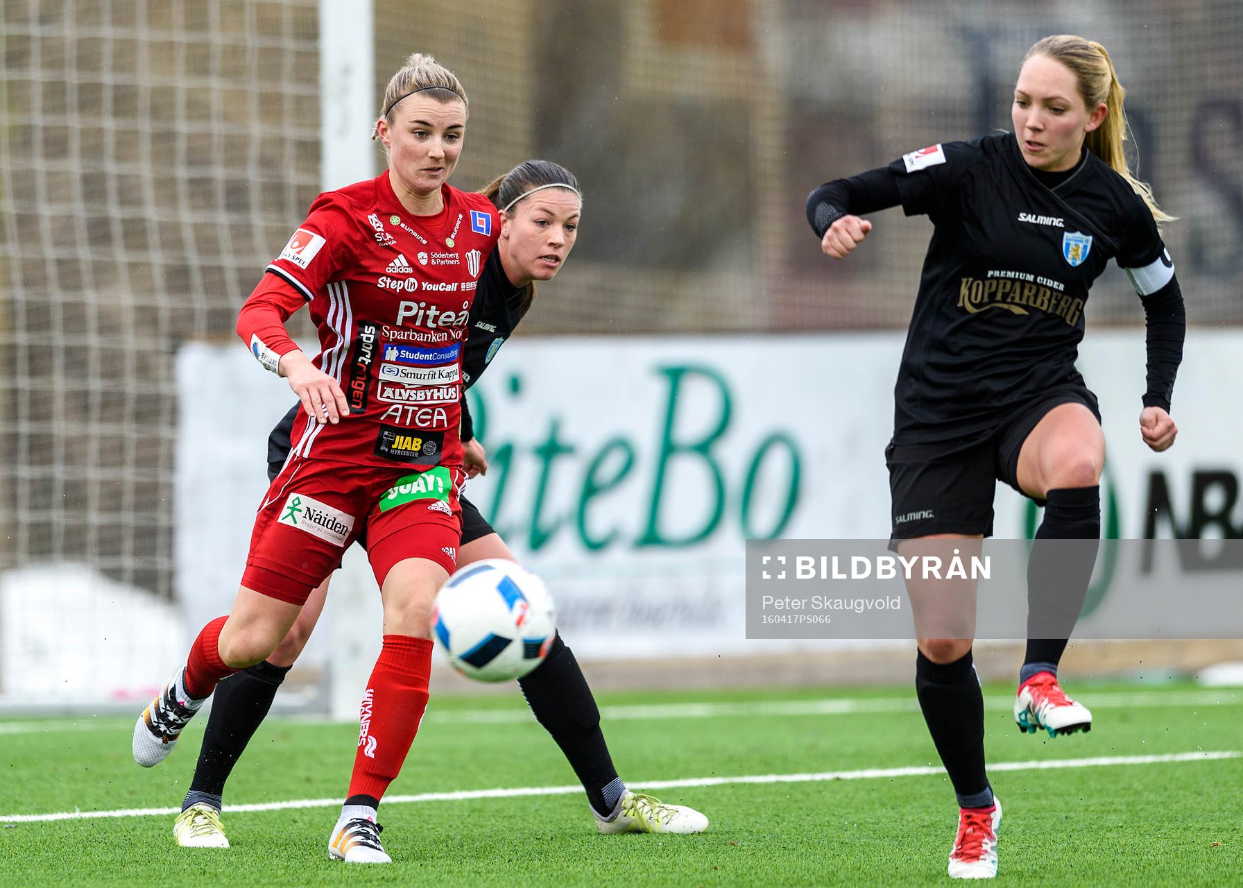 Piteås Emelie Lövgren i kamp med Kopparbergs/Göteborg:s Pauline Hammarlund under fotbollsmatchen i Damallsvenskan mellan Piteå och Kopparbergs/Göteborg den 17 april 2016 i Piteå.