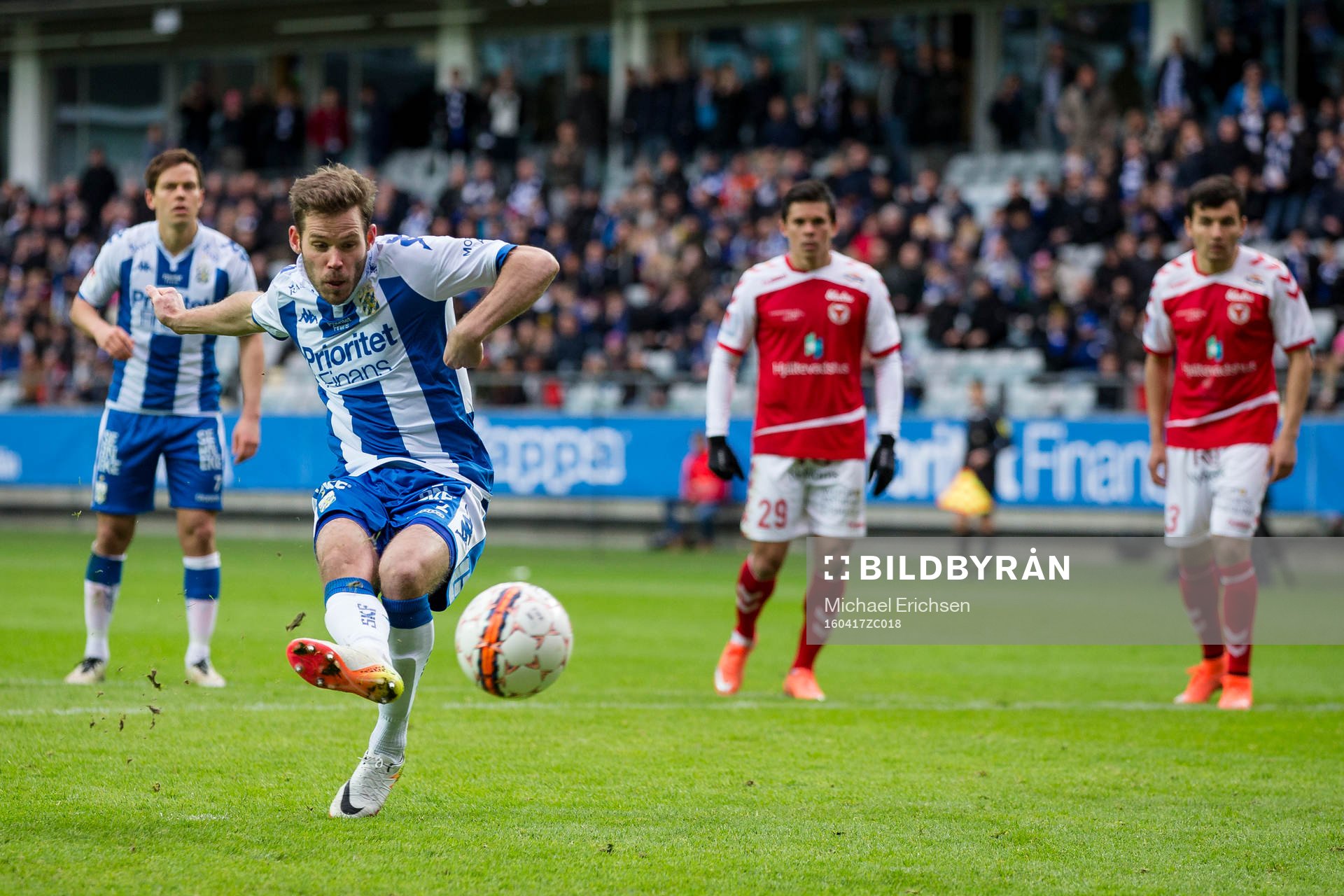 IFK Göteborgs Emil Salomonsson skjuter 1-1 på straff