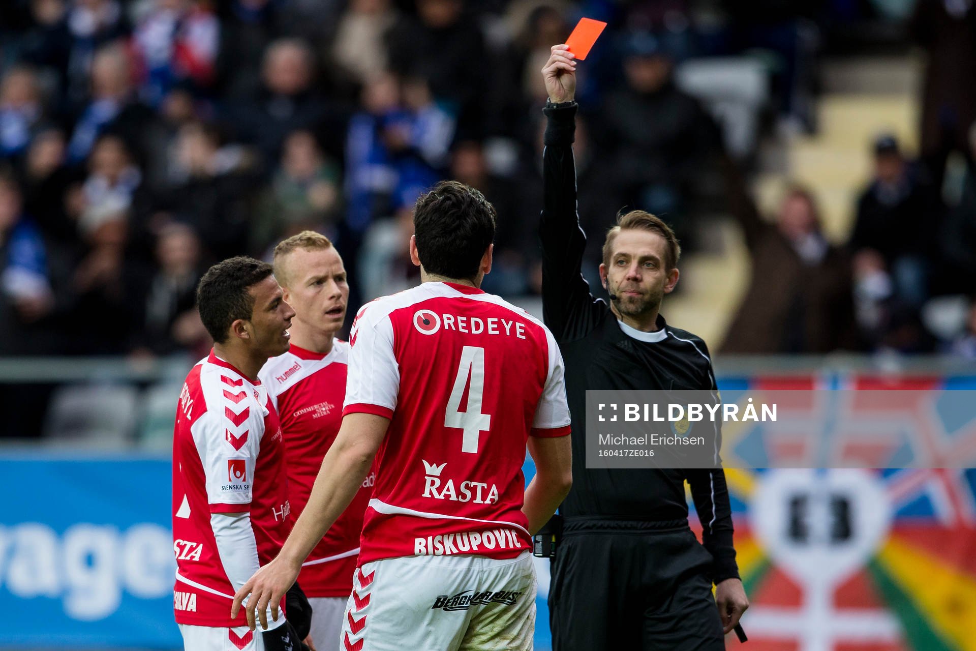 Domare Johan Hamlin ger Kalmars Marko Biskupovic ett rött
