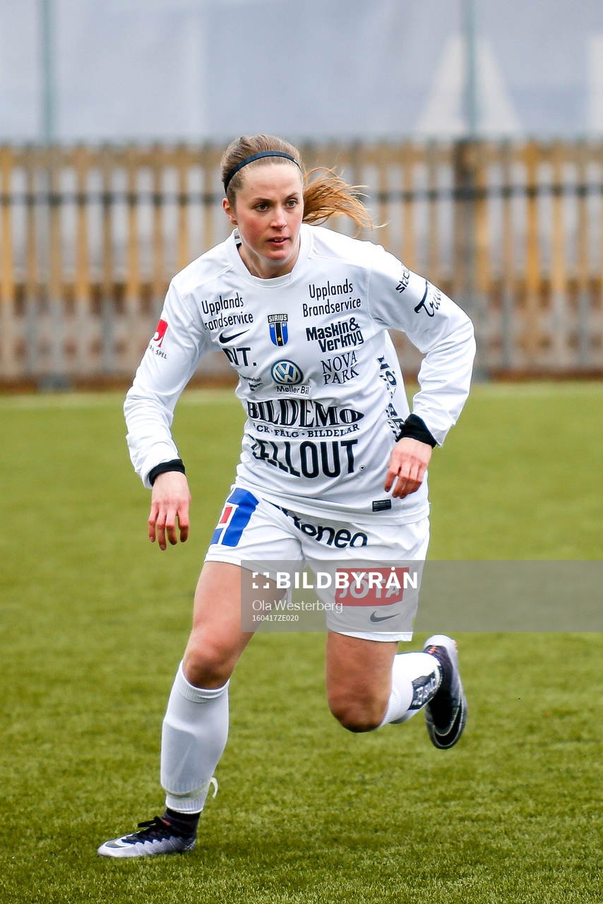 Sirius Stina Melin  i premiären av elitettan i fotboll mellan Sunnanå och Sirius den 17 april 2016 i Skellefteå.