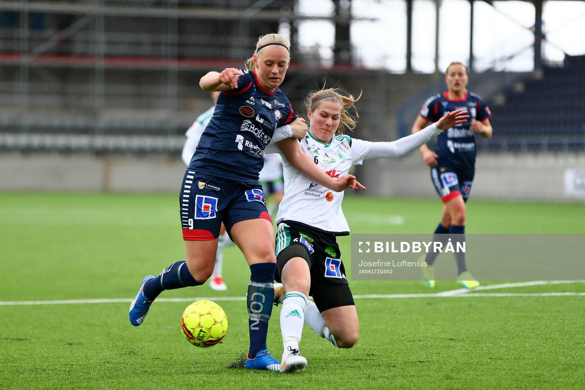 Linköpings Stina Blackstenius och Mallbackens Sarah Bergman