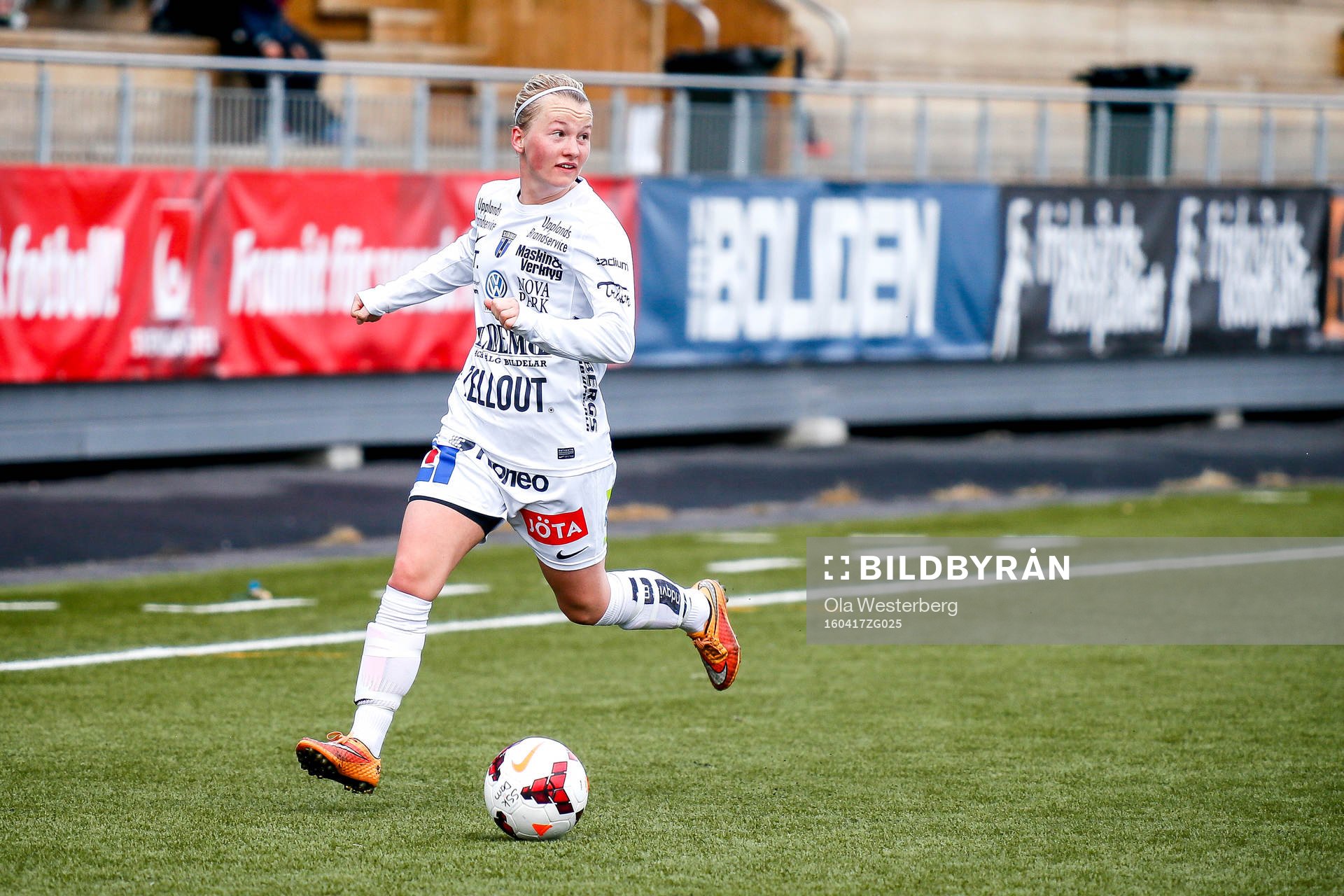 Sirius Elin Åkerman i premiären av elitettan i fotboll