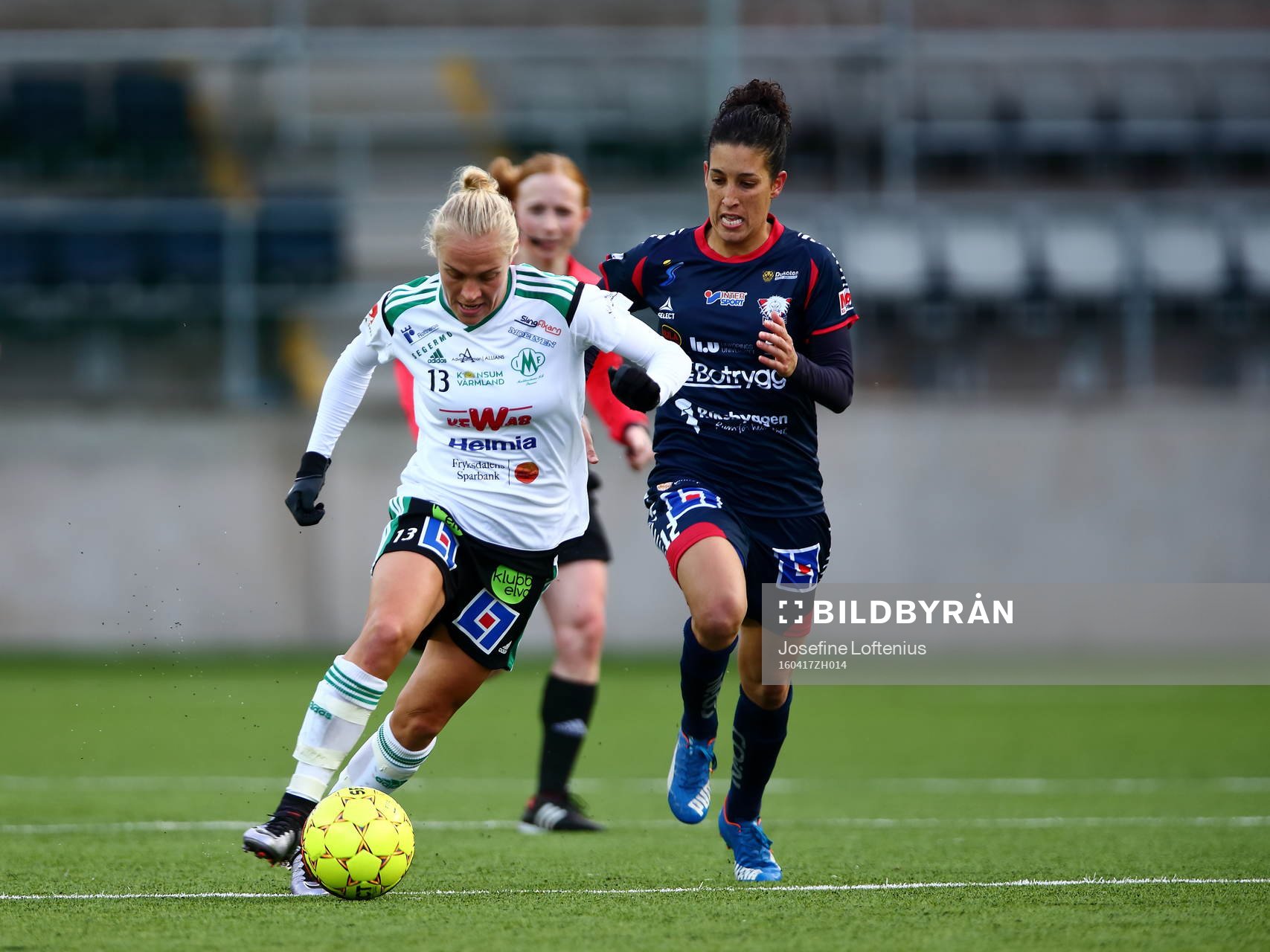 Mallbackens Tameka Meeks Butt och Linköpings Claudia Neto under fotbollsmatchen i Damallsvenskan mellan Linköping och Mallbacken den 17 april 2016 i Linköping.