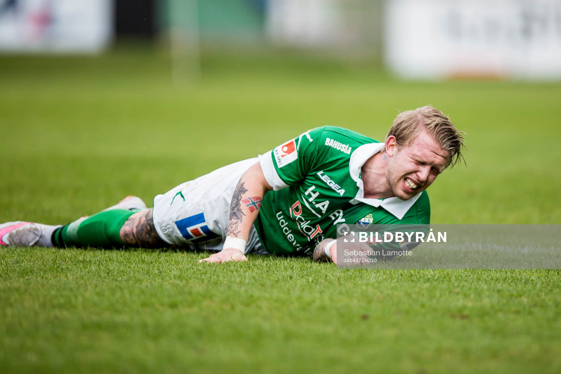 Ljungskiles Tim Nilsen liggandes med smärta
