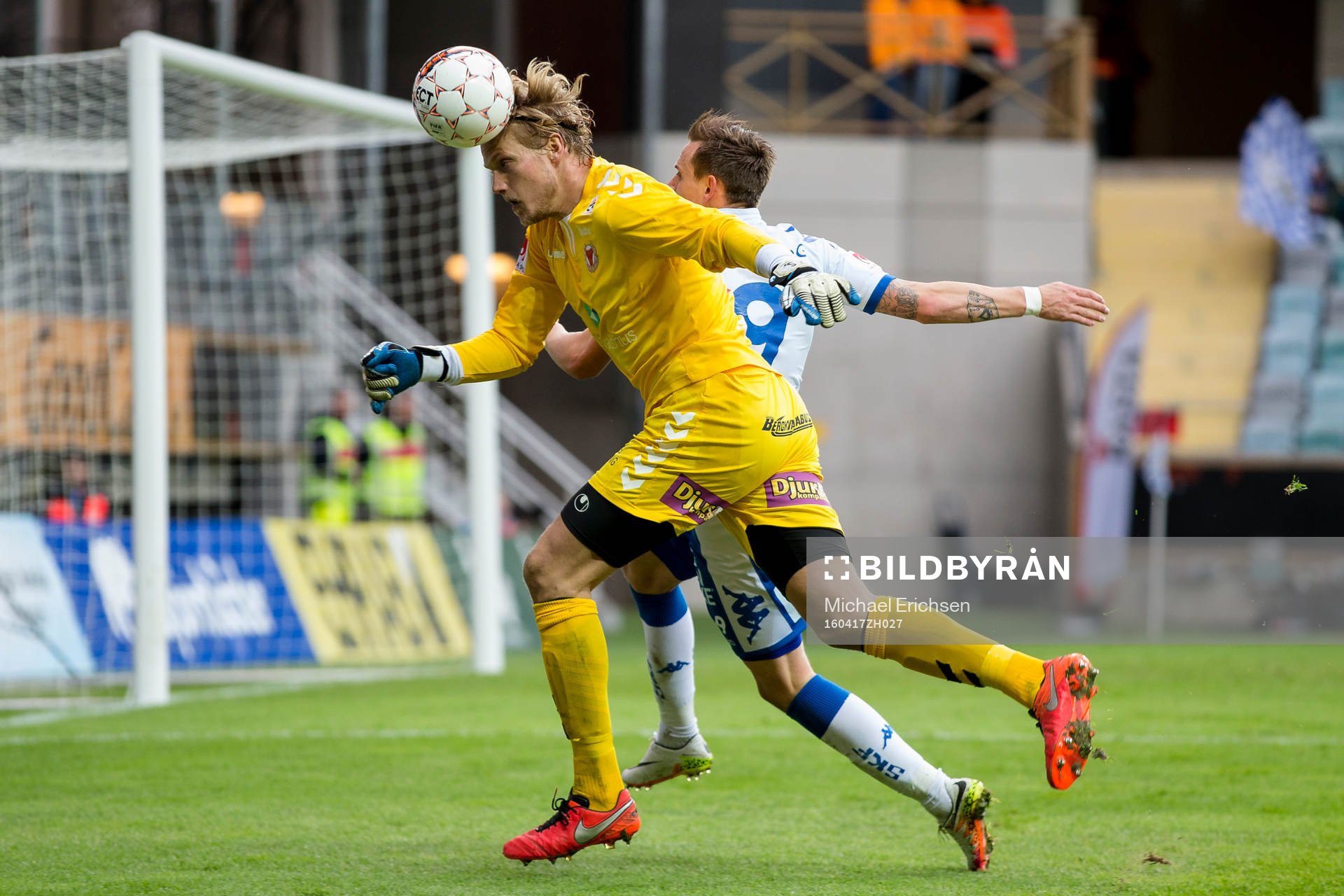 Kalmars målvakt Ole Söderberg i kamp om bollen med IFK