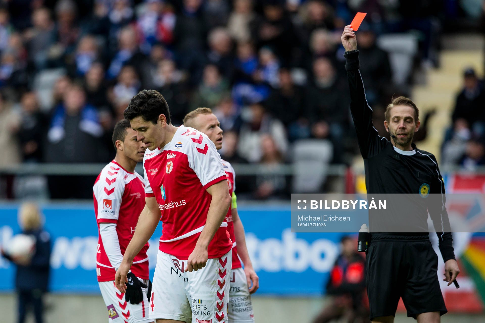 Domare Johan Hamlin ger Kalmars Marko Biskupovic ett rött