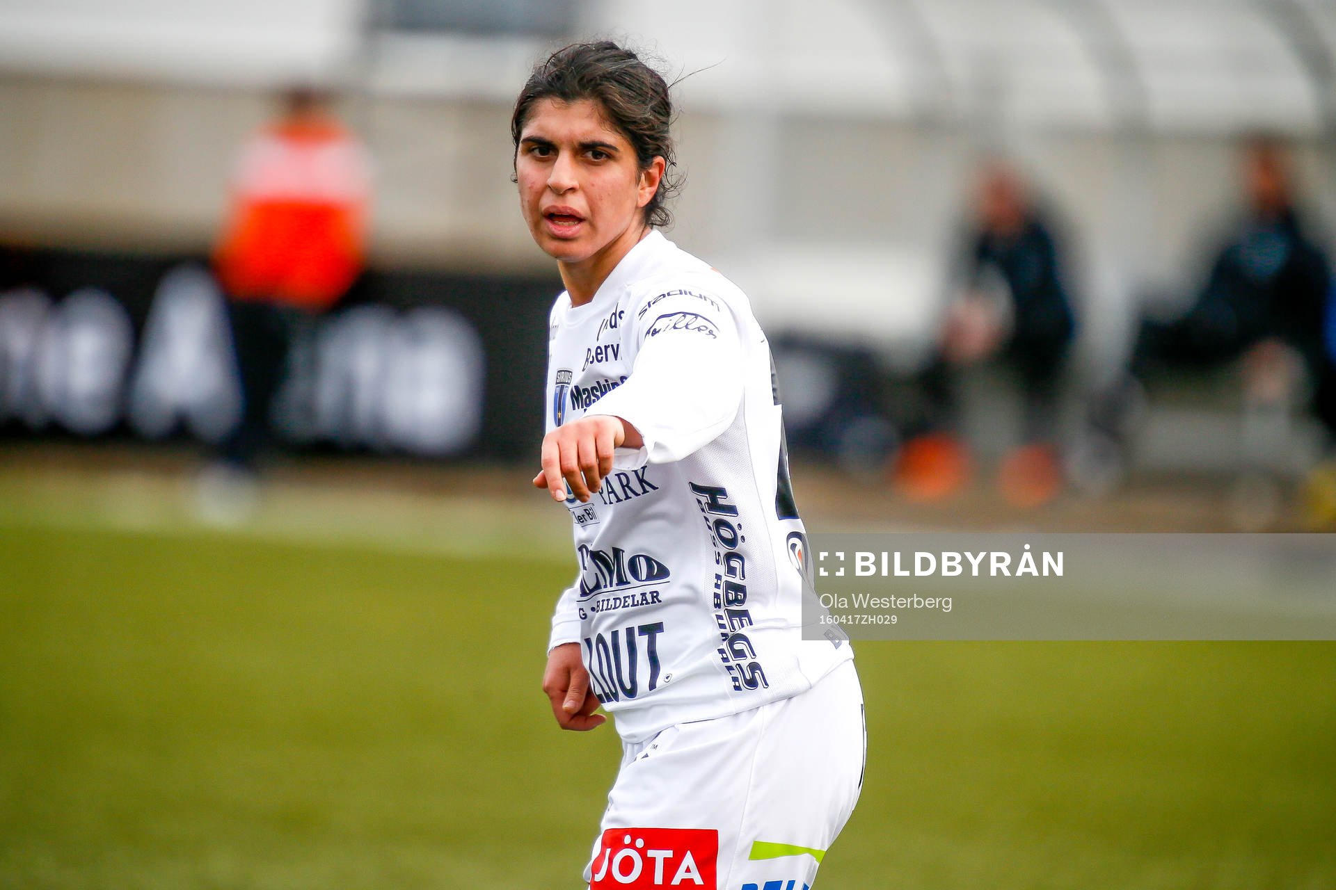Sirius Aisha Faiqi  i premiären av elitettan i fotboll mellan Sunnanå och Sirius den 17 april 2016 i Skellefteå.