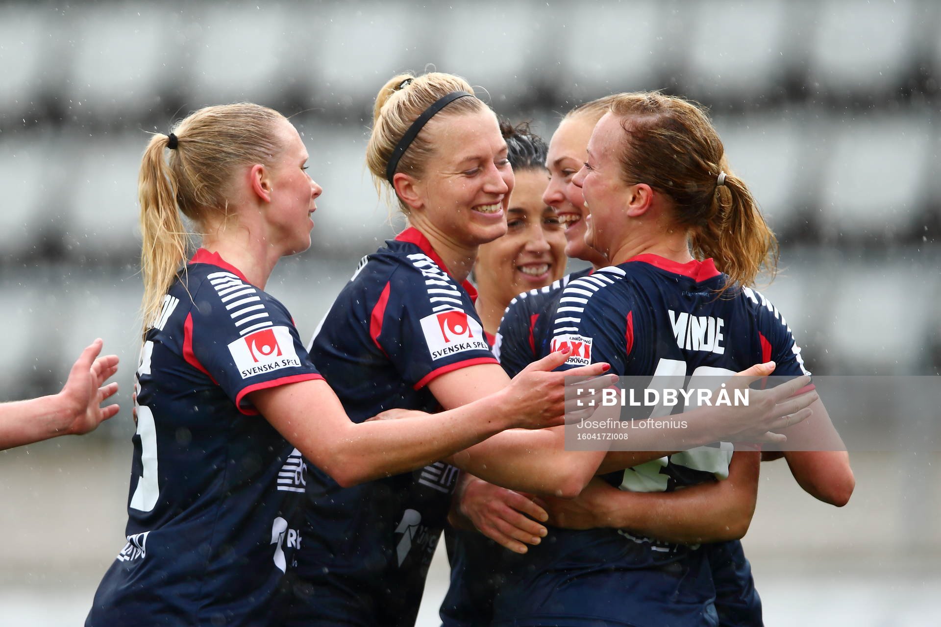 Linköping jublar efter 3-0-målet under fotbollsmatchen i Damallsvenskan mellan Linköping och Mallbacken den 17 april 2016 i Linköping.