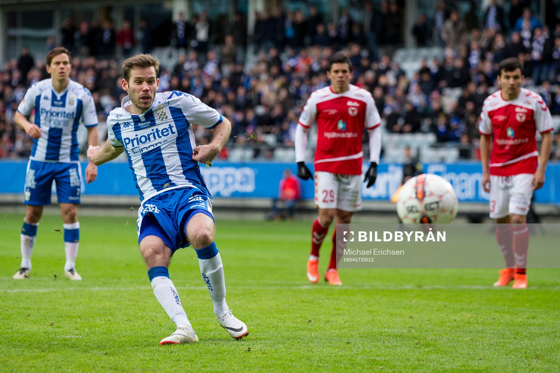 IFK Göteborgs Emil Salomonsson skjuter 1-1 på straff