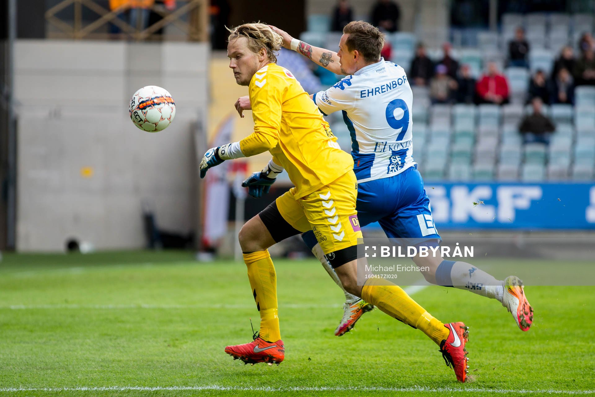 Kalmars målvakt Ole Söderberg i kamp om bollen med IFK Göteborgs Jakob Ankersen under fotbollsmatchen i Allsvenskan mellan IFK Göteborg och Kalmar den 17 april 2016 i Göteborg.