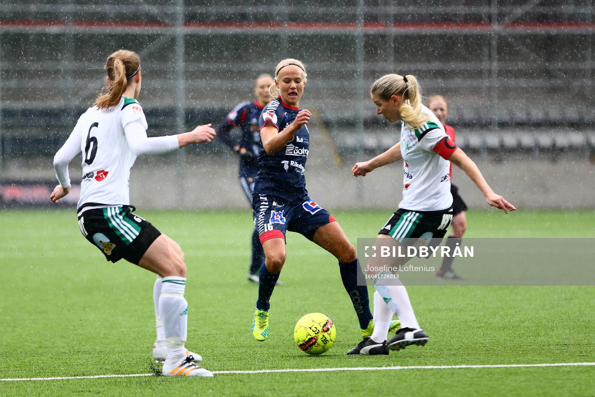 Linköpings Pernille Harder och Mallbackens Sarah Bergman