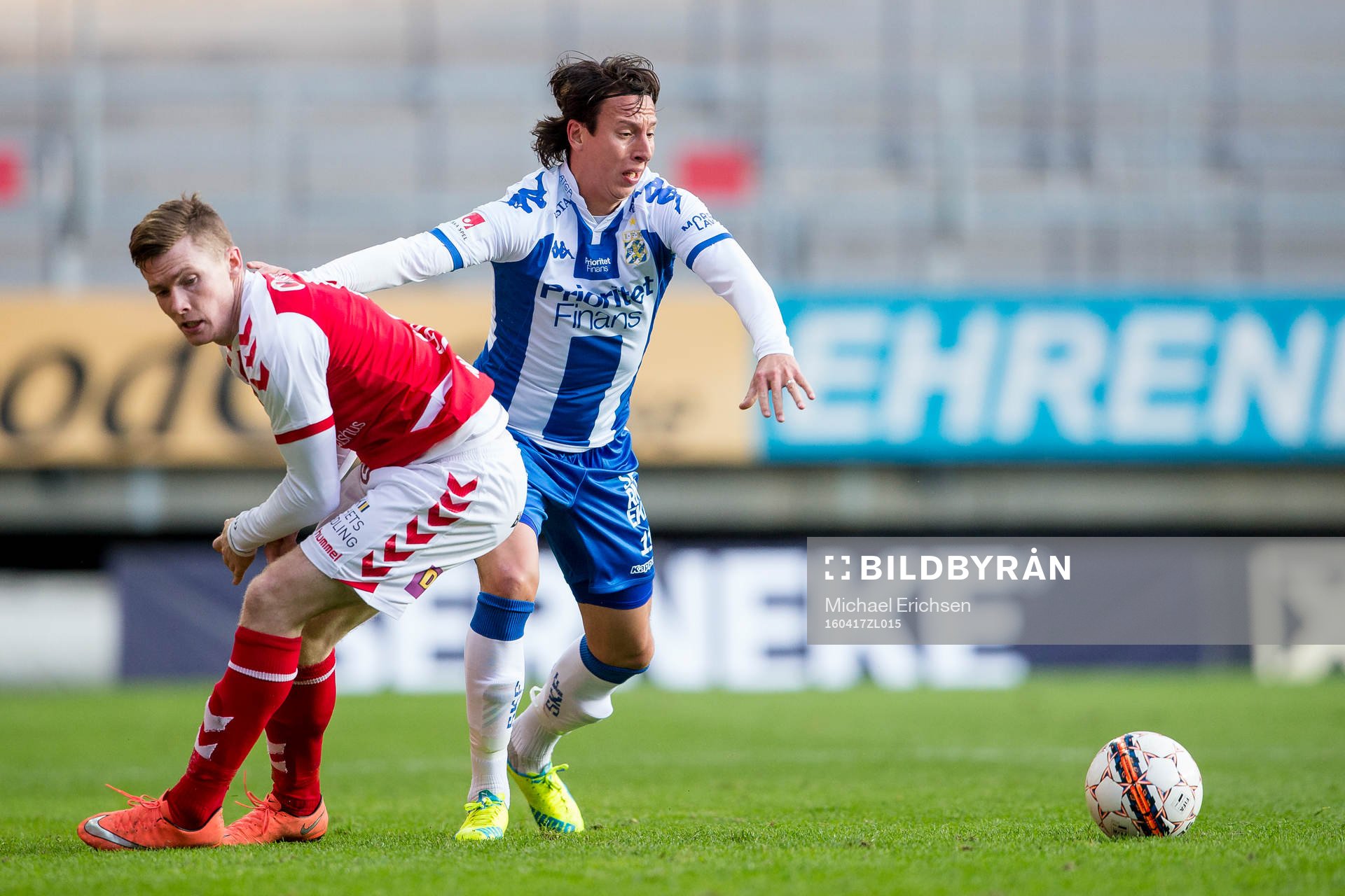 Kalmars Victor Agardius i kamp med IFK Göteborgs Martin Smedberg Dalence under fotbollsmatchen i Allsvenskan mellan IFK Göteborg och Kalmar den 17 april 2016 i Göteborg.