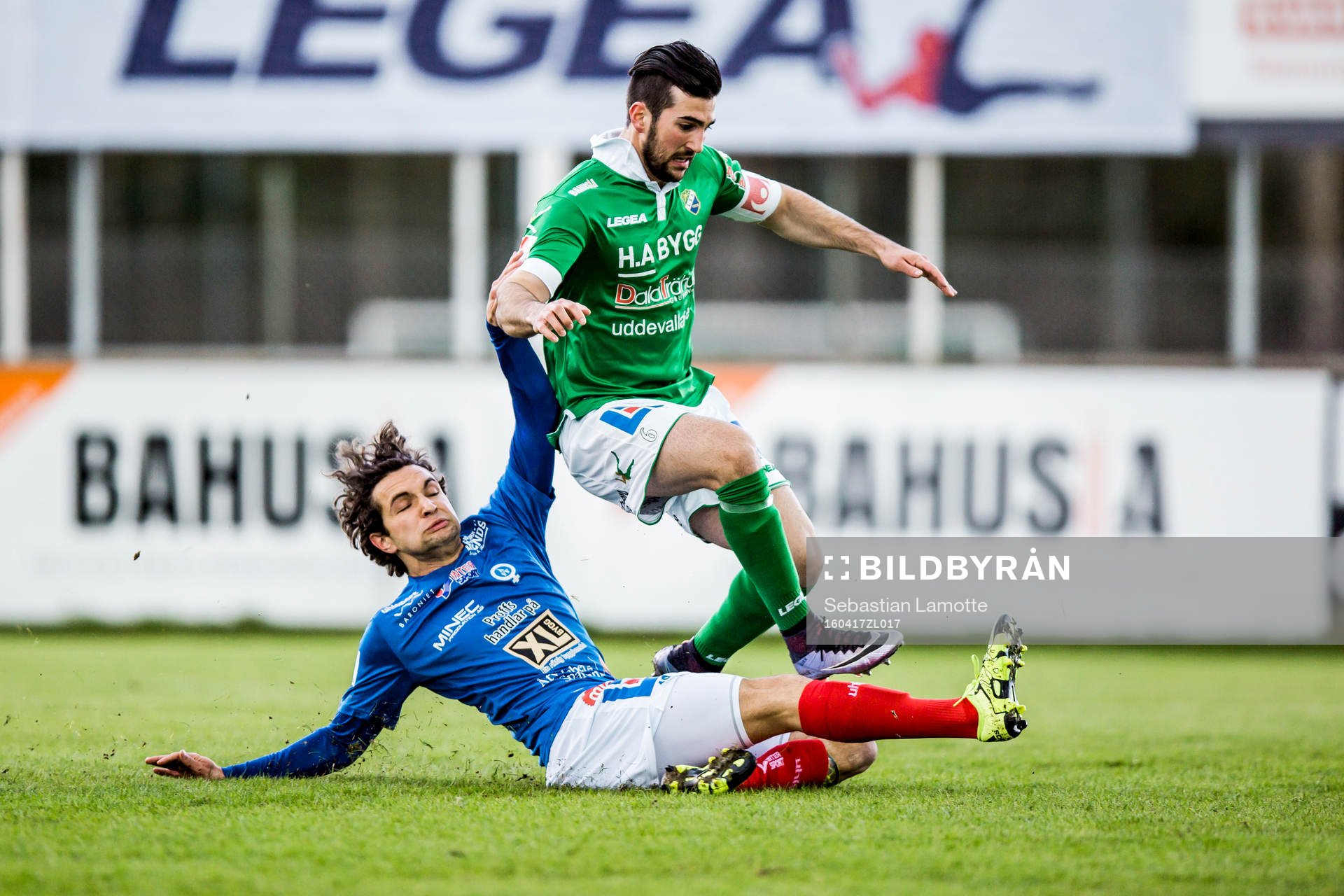Åtvidabergs Marijan Cosic tacklar Ljungskiles Allan