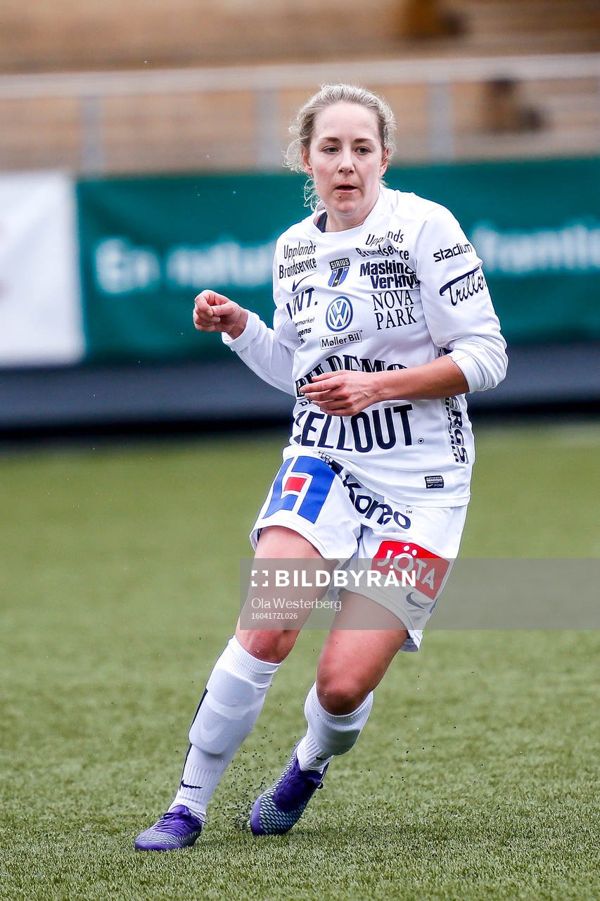 Sirius Julia Lyckberg  i premiären av elitettan i fotboll
