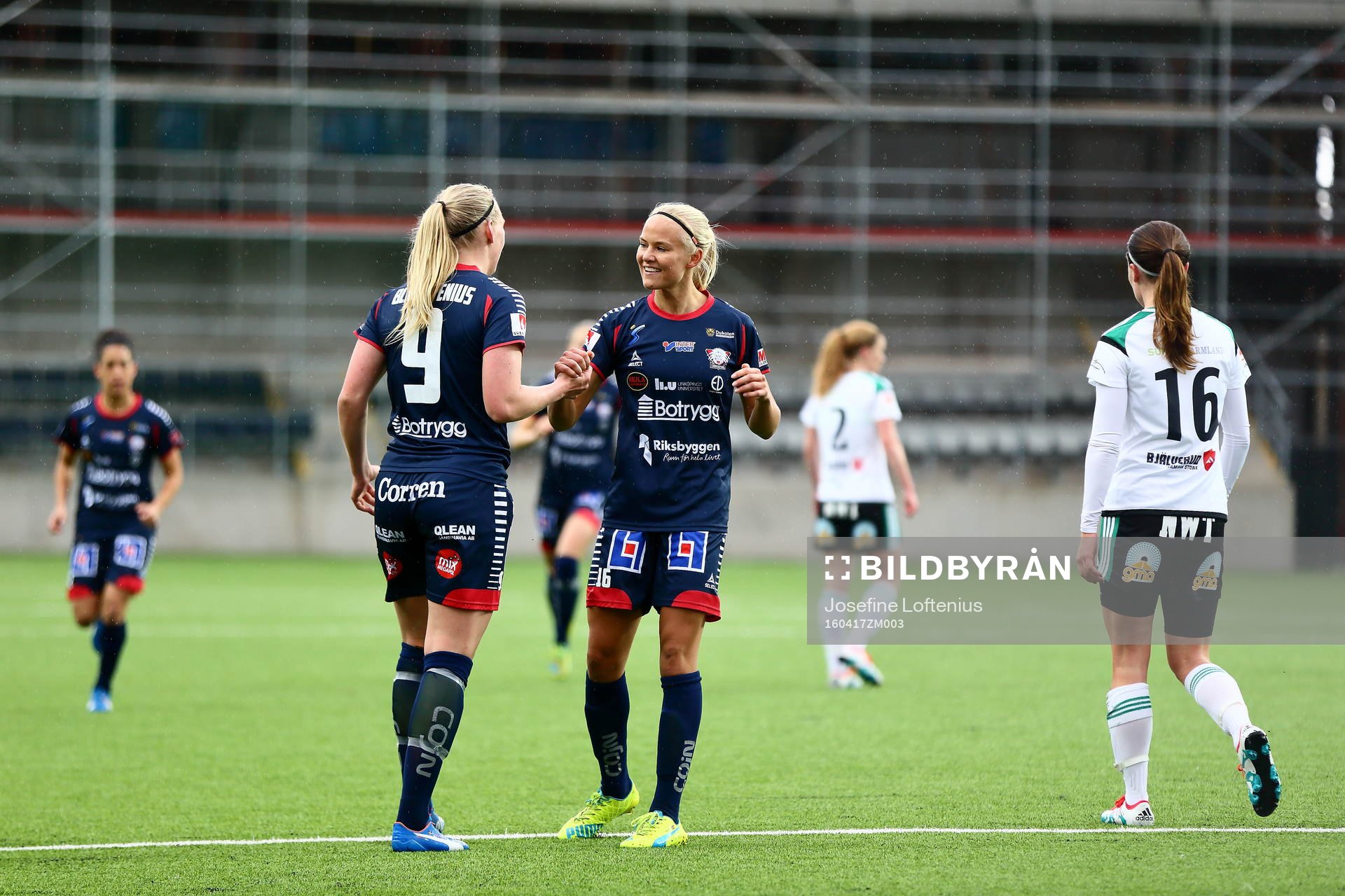 Linköpings Stina Blackstenius och Pernille Harder jublar