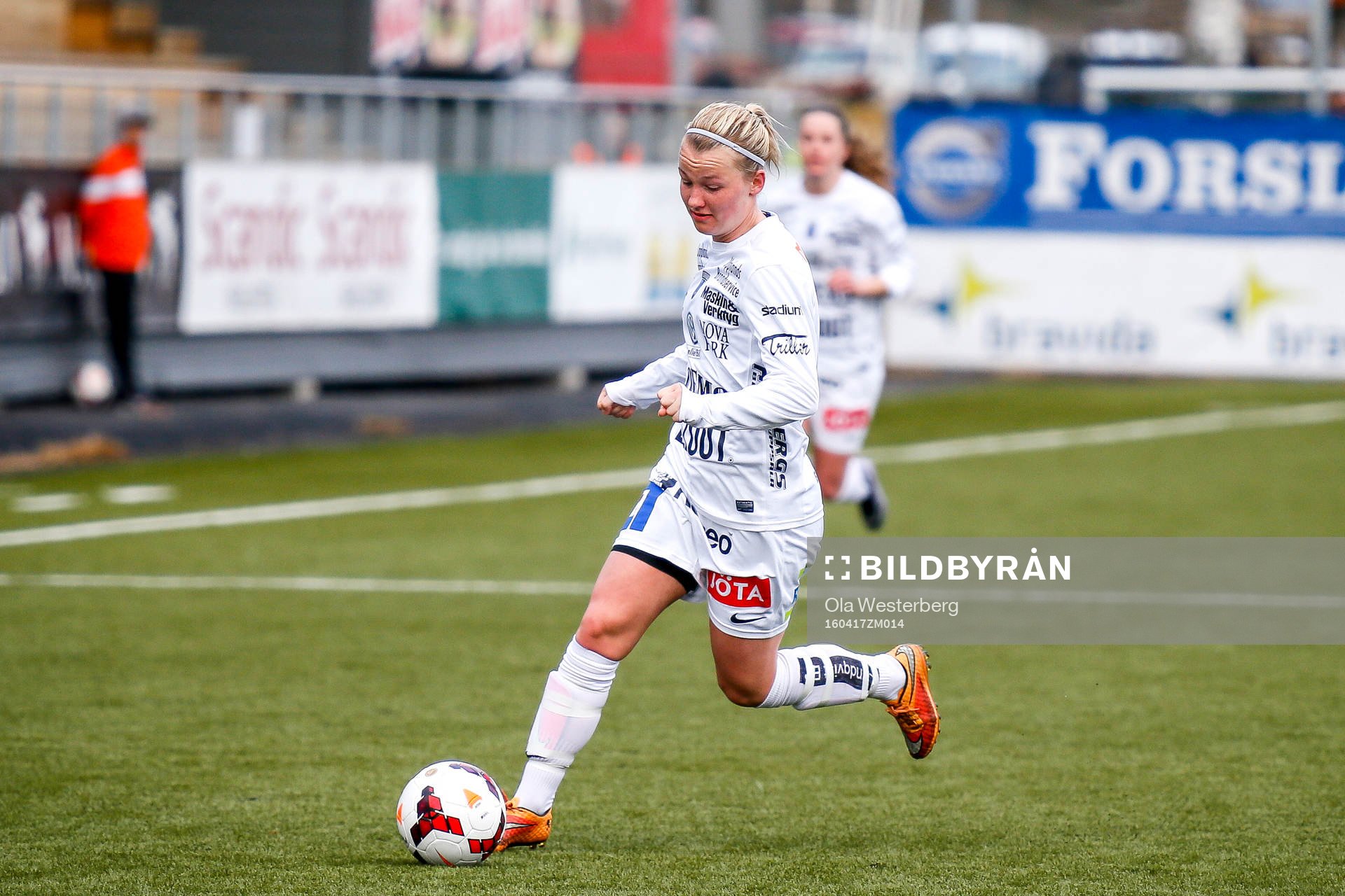 Sirius Elin Åkerman i premiären av elitettan i fotboll mellan Sunnanå och Sirius den 17 april 2016 i Skellefteå.