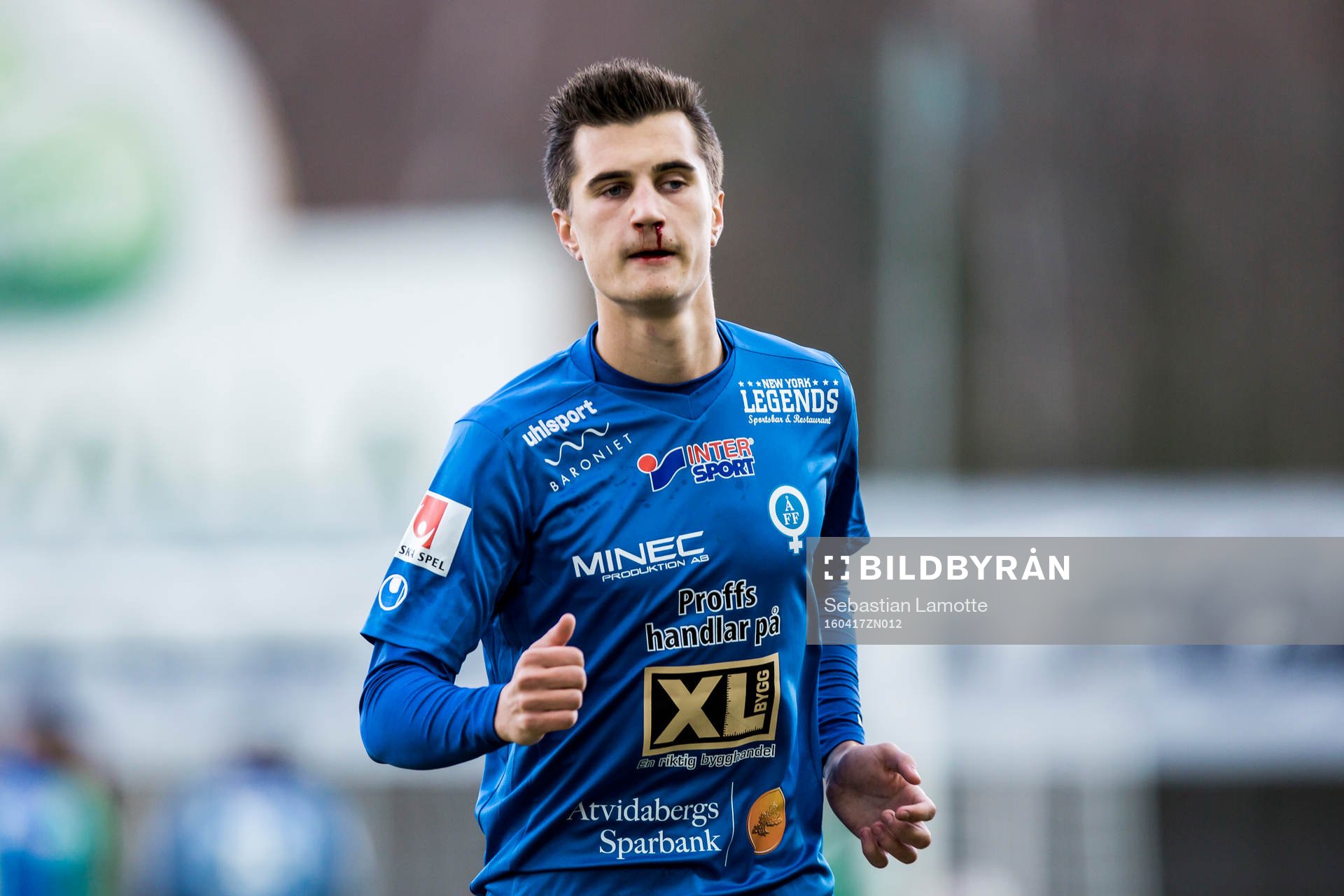 Åtvidabergs Jon Birkfeldt blöder ur näsan