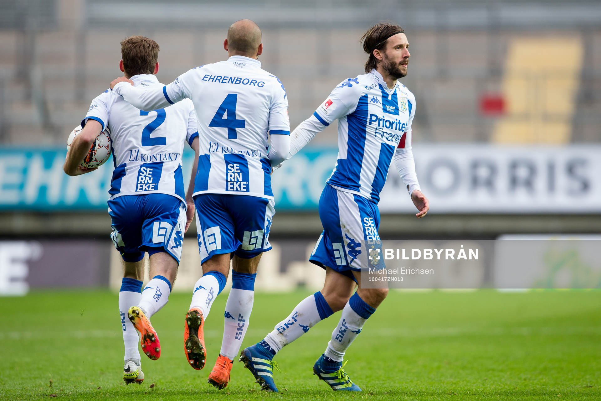 IFK Göteborgs Emil Salomonsson blir omfamnad av Haitam