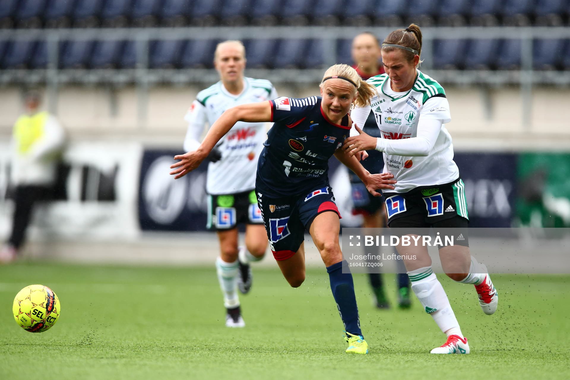Linköpings Pernille Harder och Mallbackens Kirsty Yallop