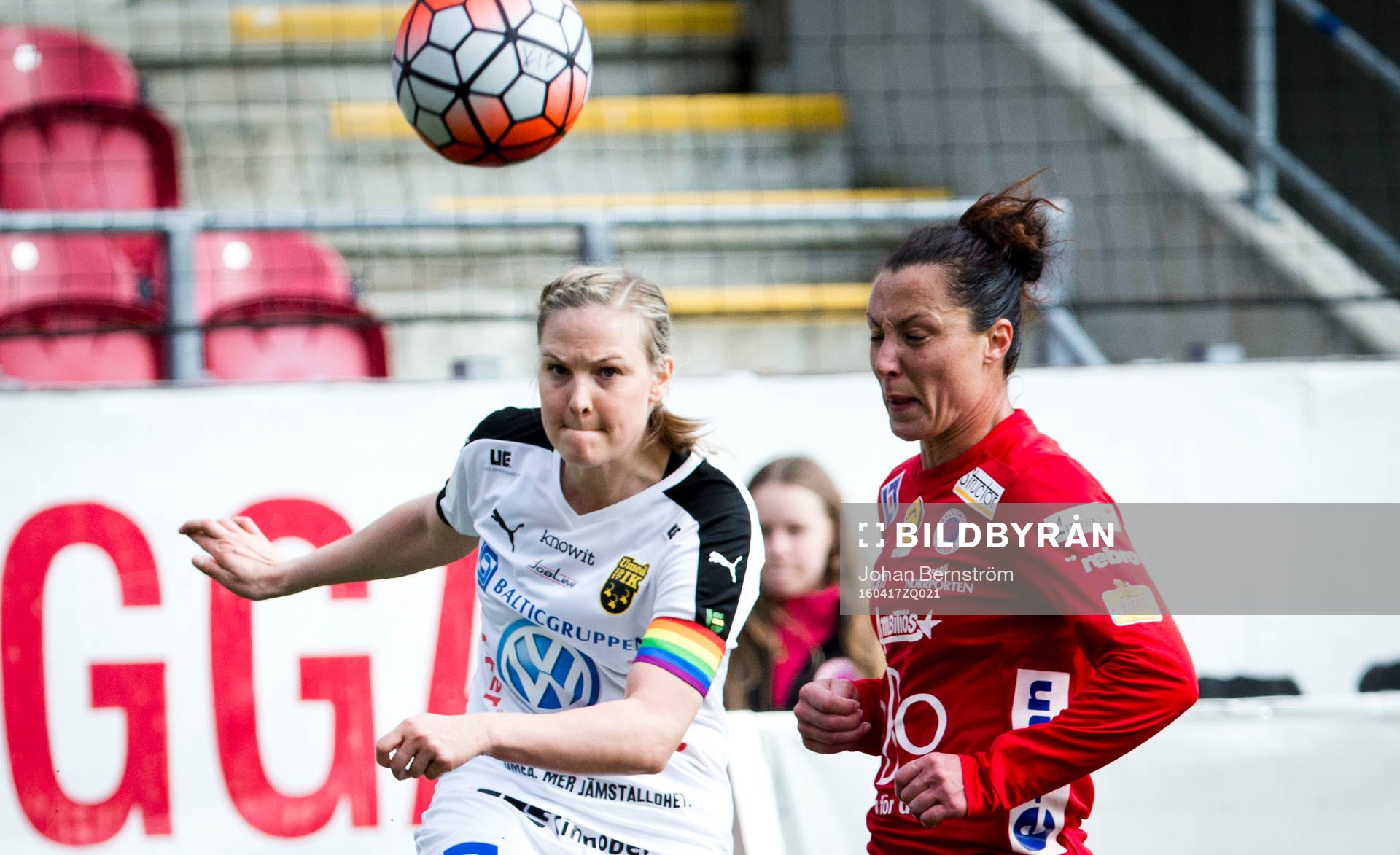 Umeås Lisa Lantz med regnbågsbindel