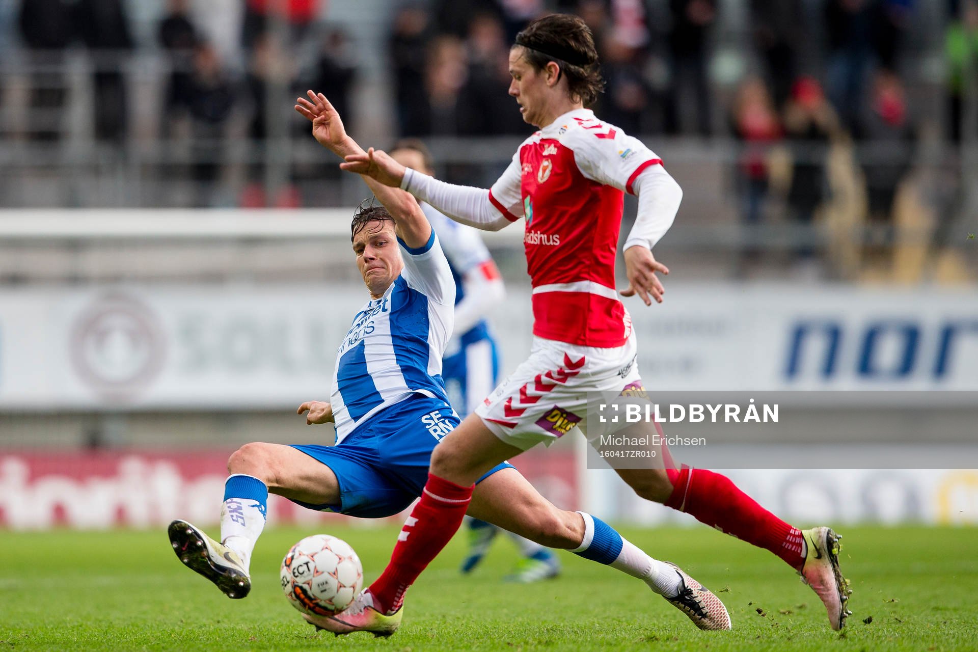 IFK Göteborgs Mads Albeck glidtacklar Kalmars Marcus