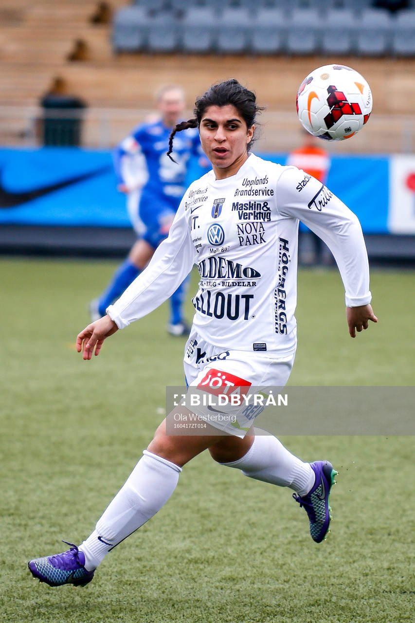 Sirius Aisha Faiqi  i premiären av elitettan i fotboll mellan Sunnanå och Sirius den 17 april 2016 i Skellefteå.
