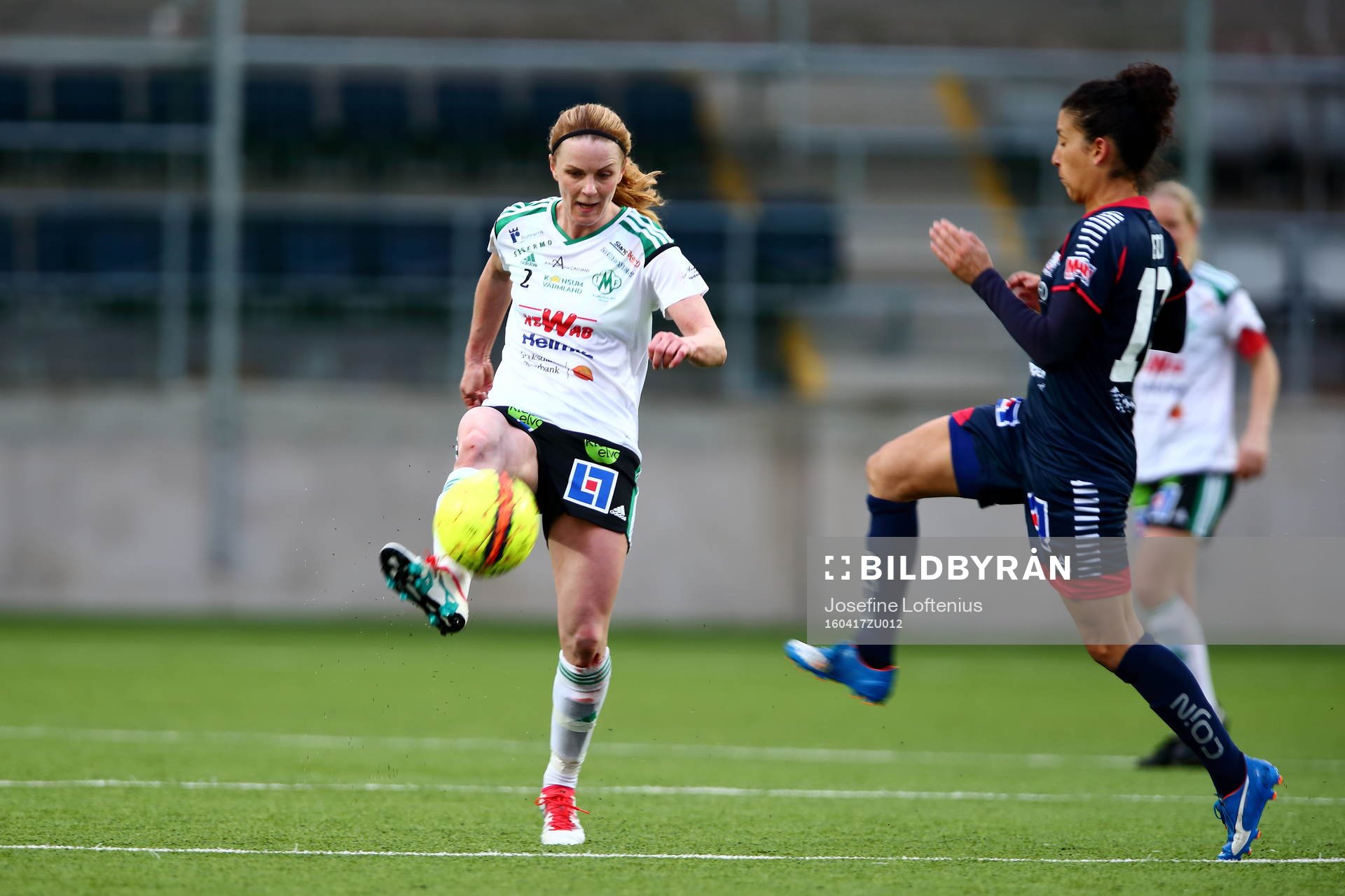 Mallbackens Theresé Stolpe och Linköpings Claudia Neto under fotbollsmatchen i Damallsvenskan mellan Linköping och Mallbacken den 17 april 2016 i Linköping.