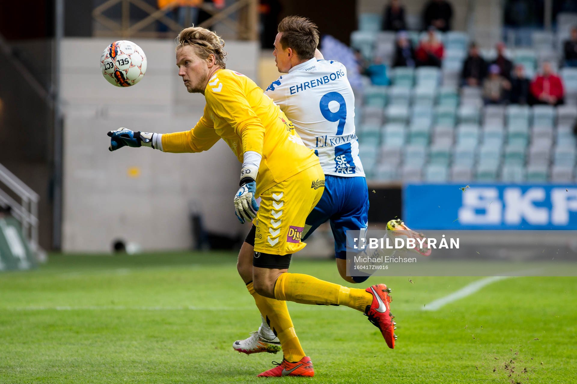 Kalmars målvakt Ole Söderberg i kamp om bollen med IFK