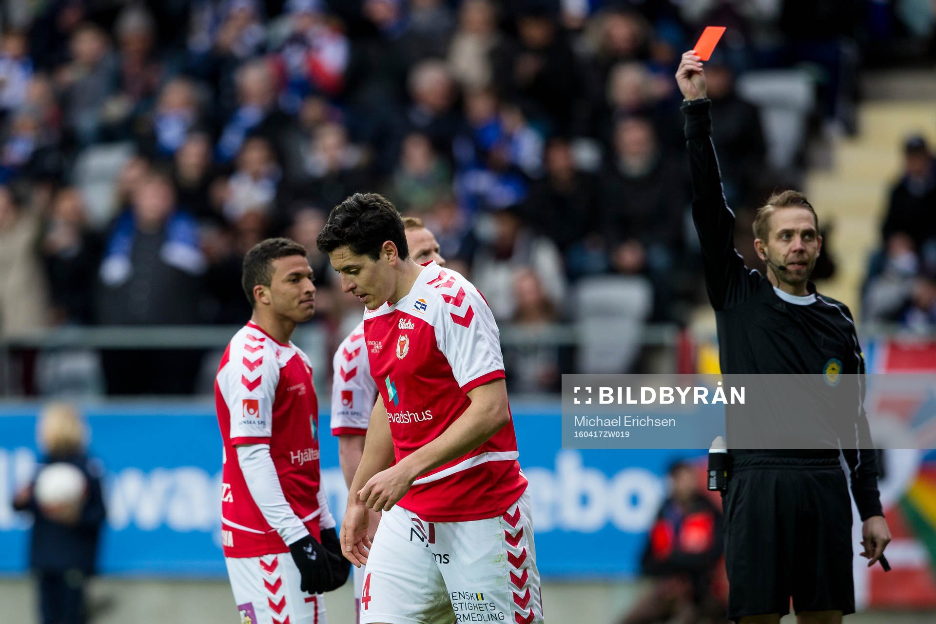 Domare Johan Hamlin ger Kalmars Marko Biskupovic ett rött