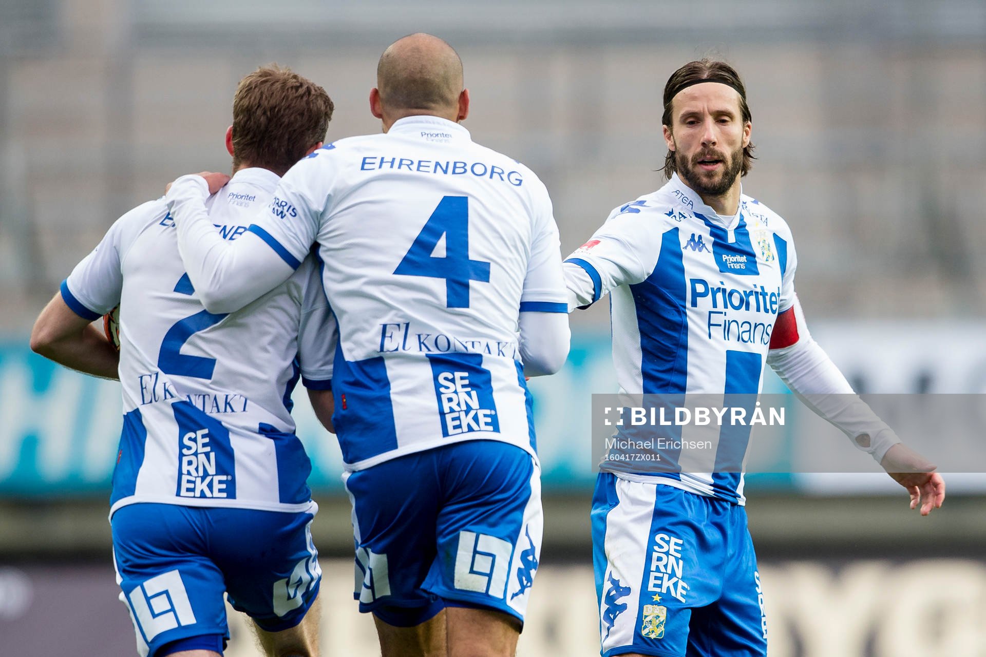 IFK Göteborgs Emil Salomonsson blir omfamnad av Haitam