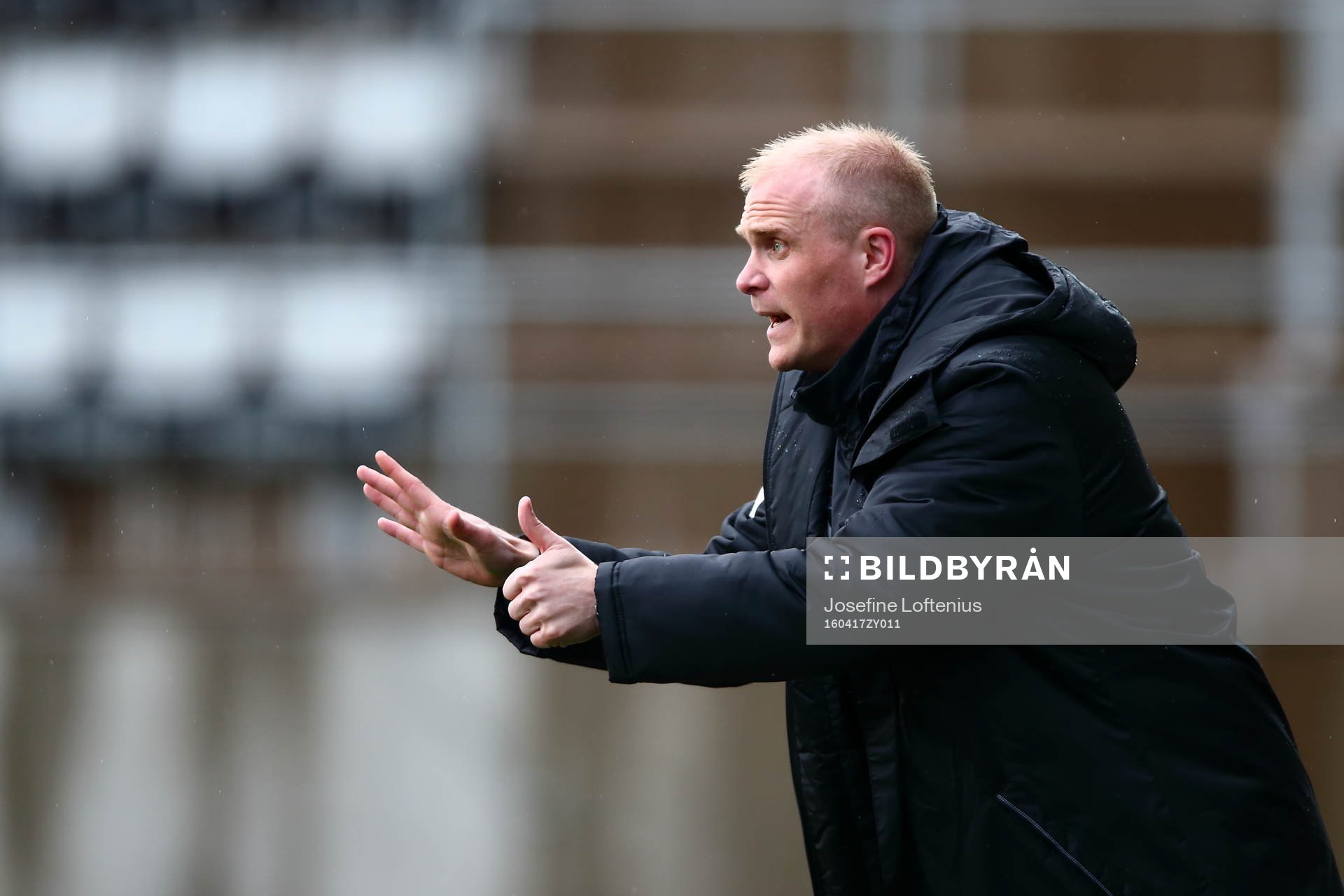 Mallbackens tränare David Uvenclir under fotbollsmatchen i Damallsvenskan mellan Linköping och Mallbacken den 17 april 2016 i Linköping.