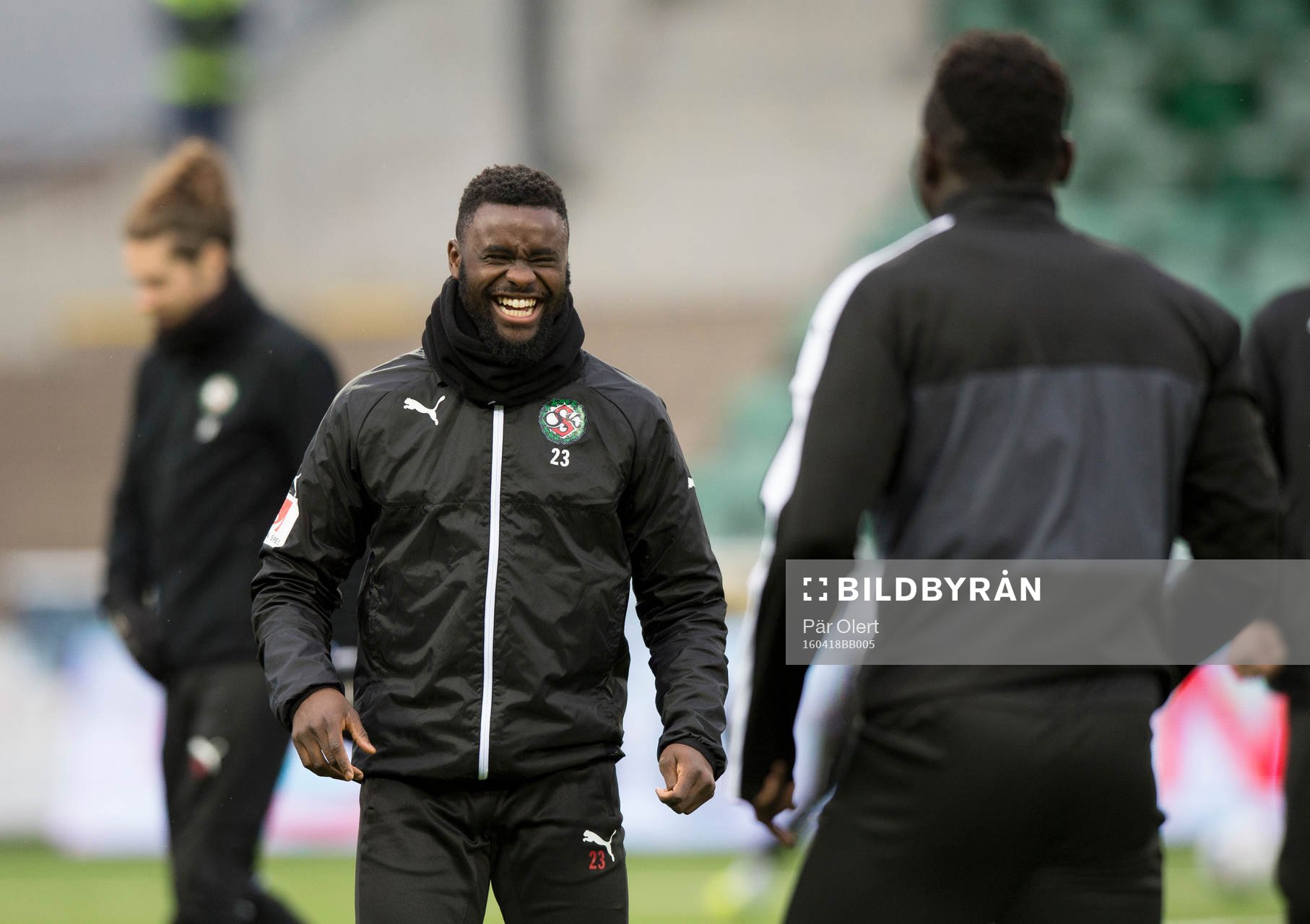 Örebros Maic Sema värmer upp innan fotbollsmatchen i