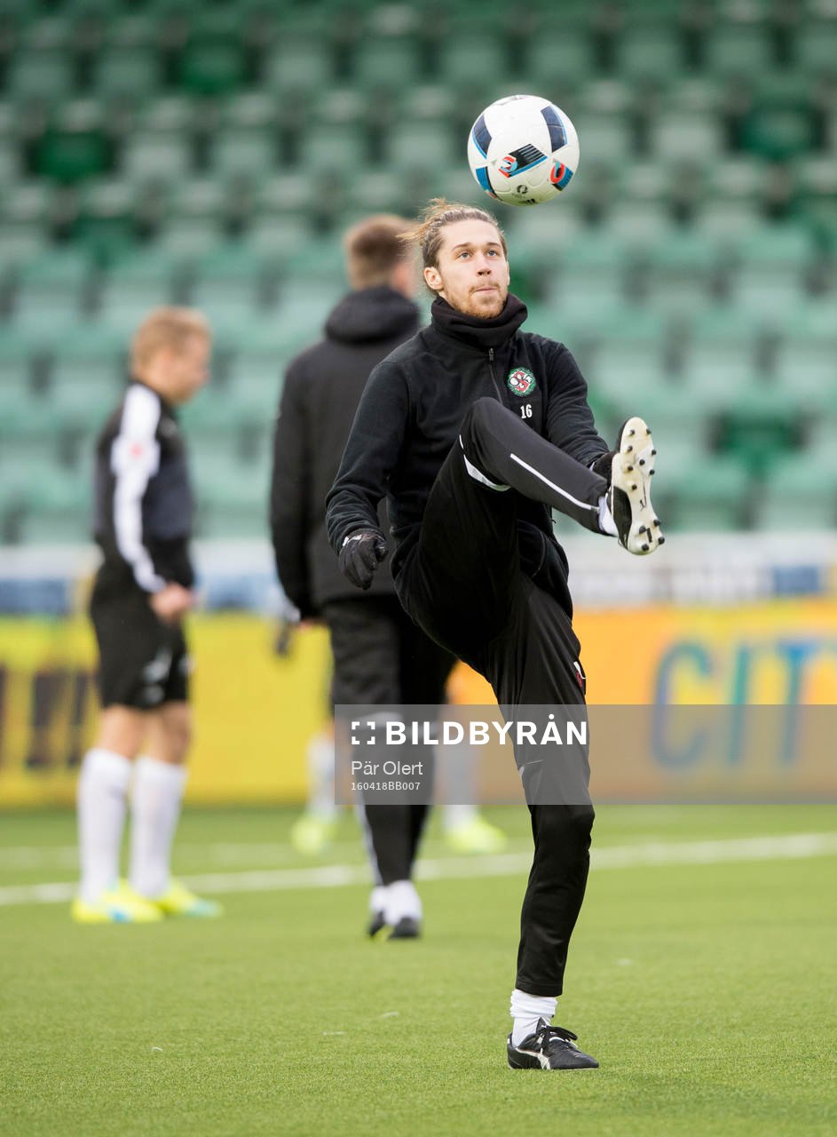 Örebros Daniel Nordmark värmer upp innan fotbollsmatchen