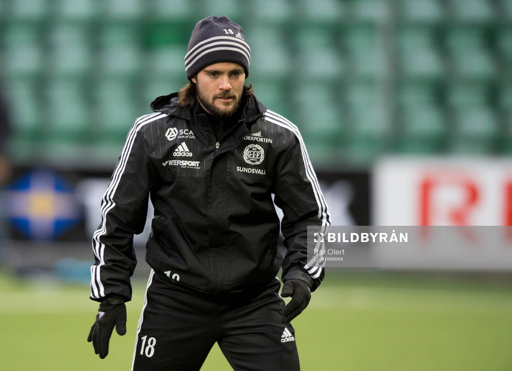 Sundsvalls Robbin Sellin värmer upp innan  fotbollsmatchen