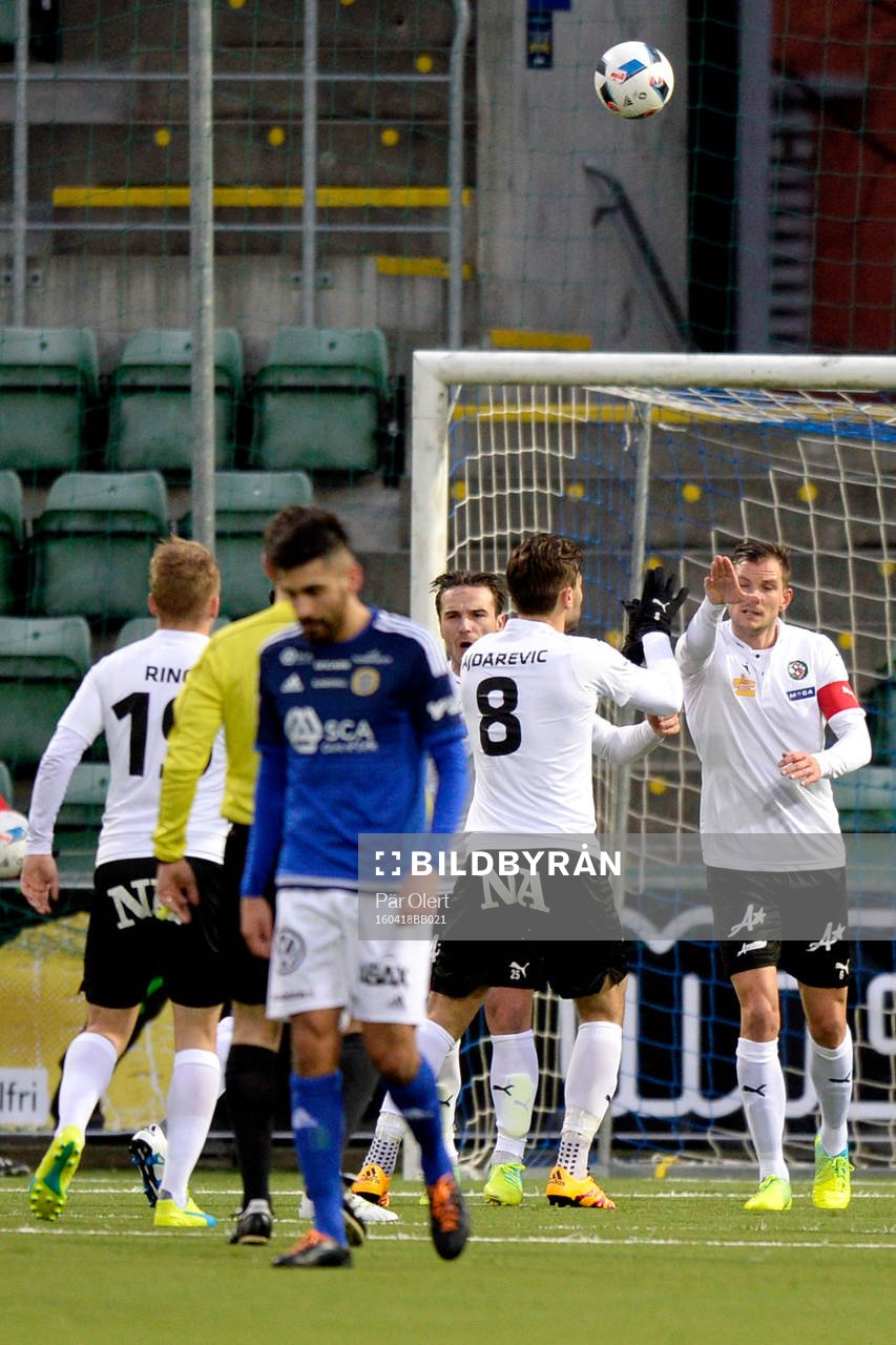 Örebros Robert Åhman Persson jublar