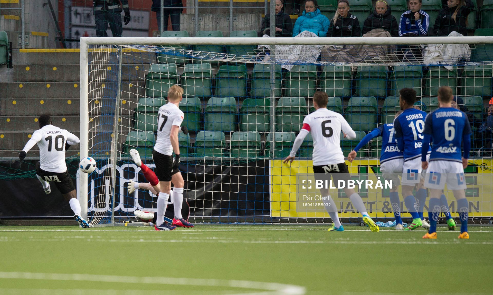 Örebros Alhassan Kamara skjuter mål som döms bort