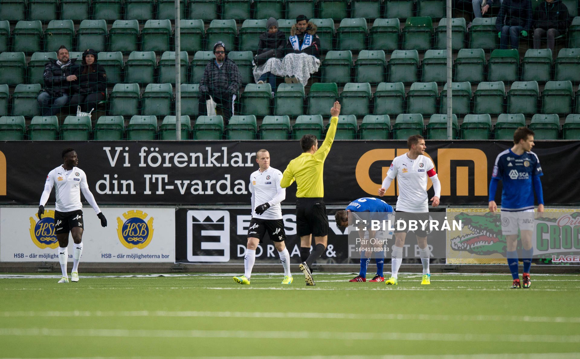 Örebros Alhassan Kamara skjuter mål som döms bort