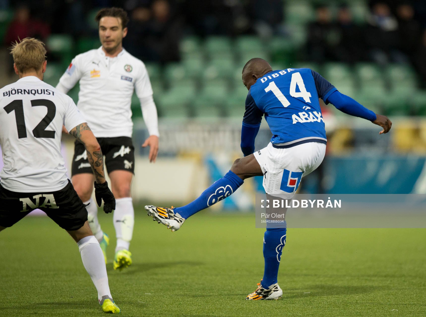 Sundsvalls Pa Amat Dibba skjuter 2-1 målet under fotbollsmatchen i Allsvenskan mellan GIF Sundsvall och Örebro SK den 18 April 2016 i Sundsvall.