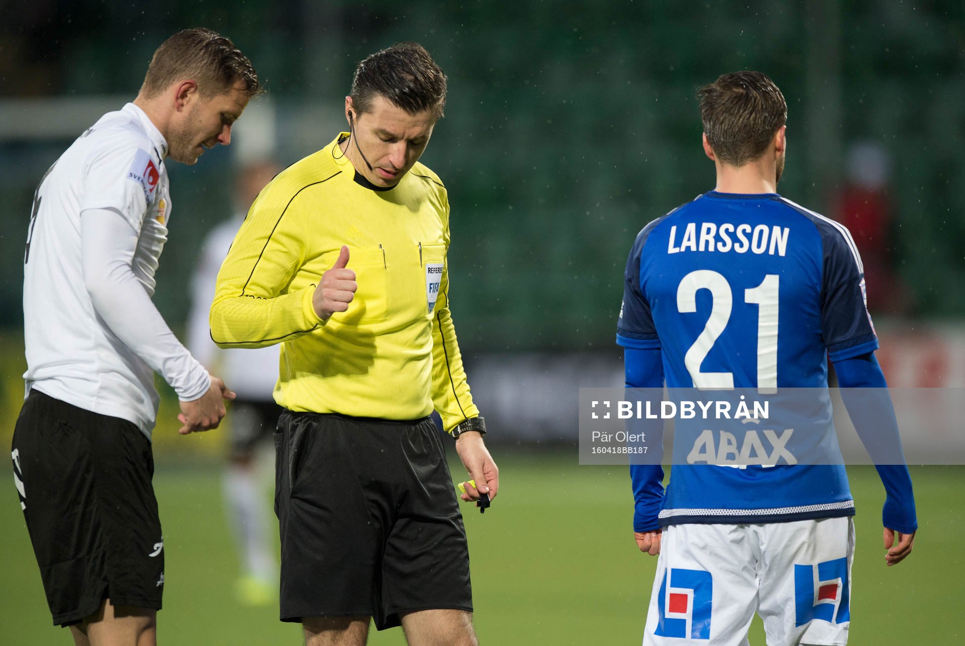 Domaren Bojan Pandzic diskuterar med Örebros Robert Åhman