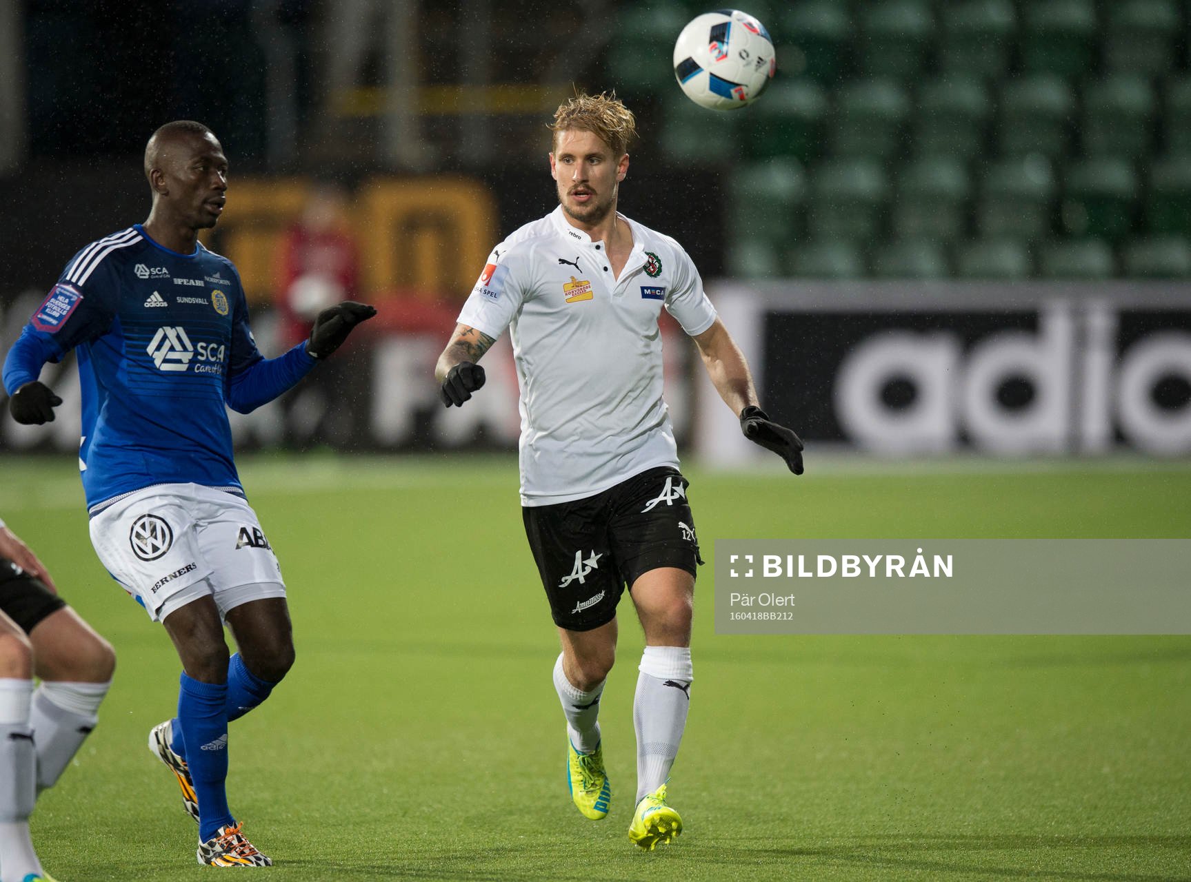 Örebros Daniel Björnqvist uppvaktas av Sundsvalls Pa Amat