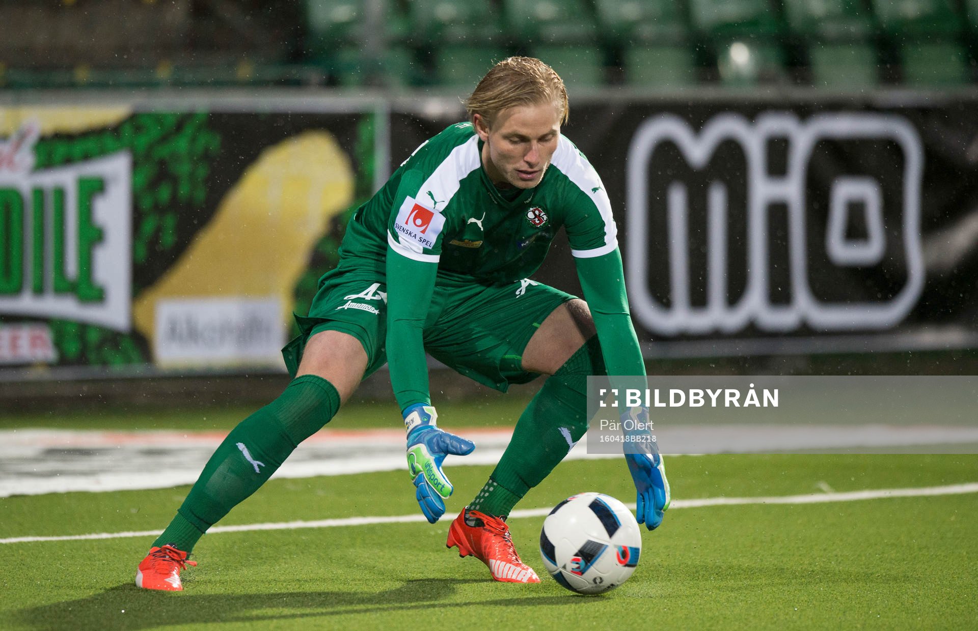 Örebros målvakt Jacob Rinne räddar