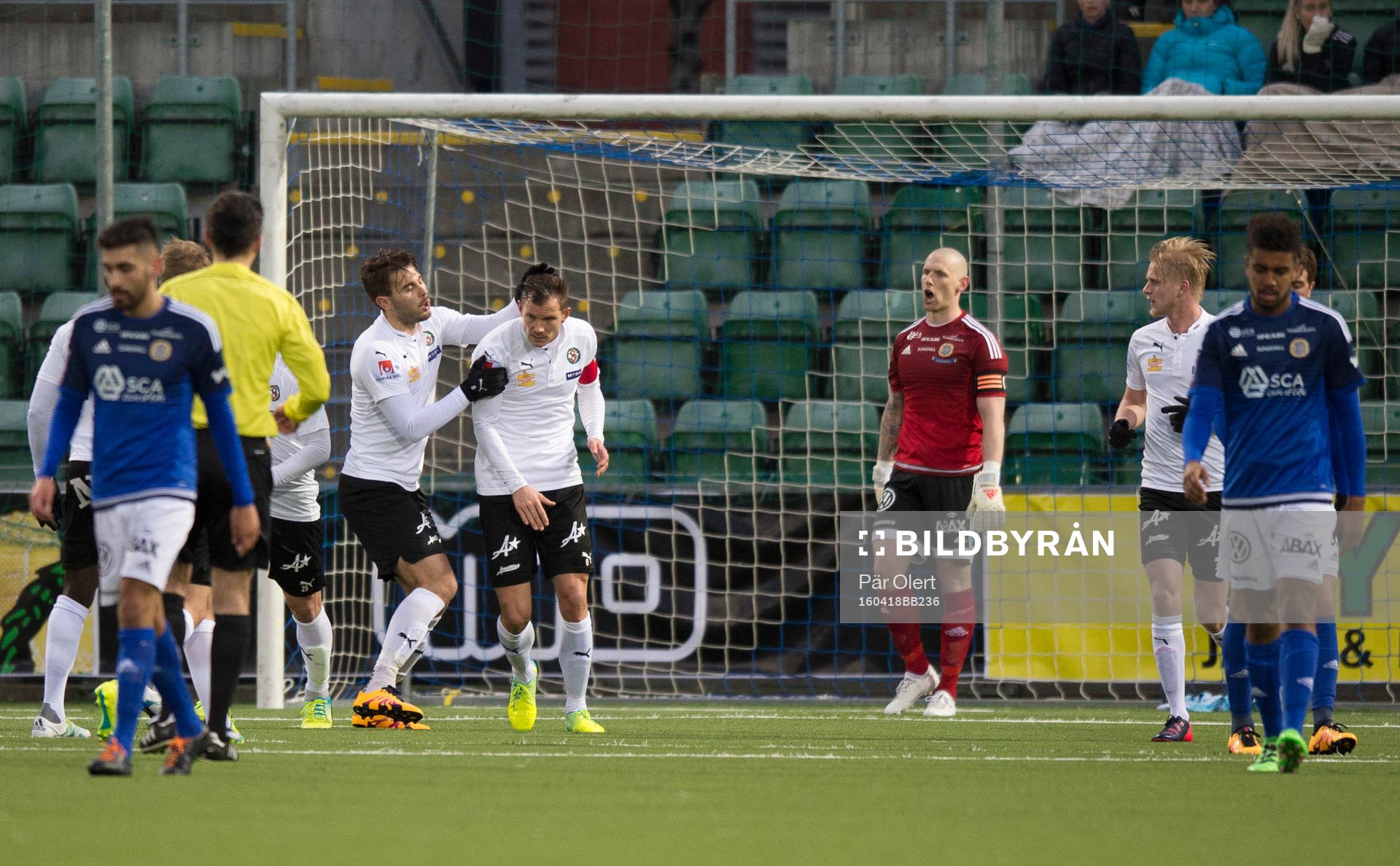 Örebros Robert Åhman Persson jublar